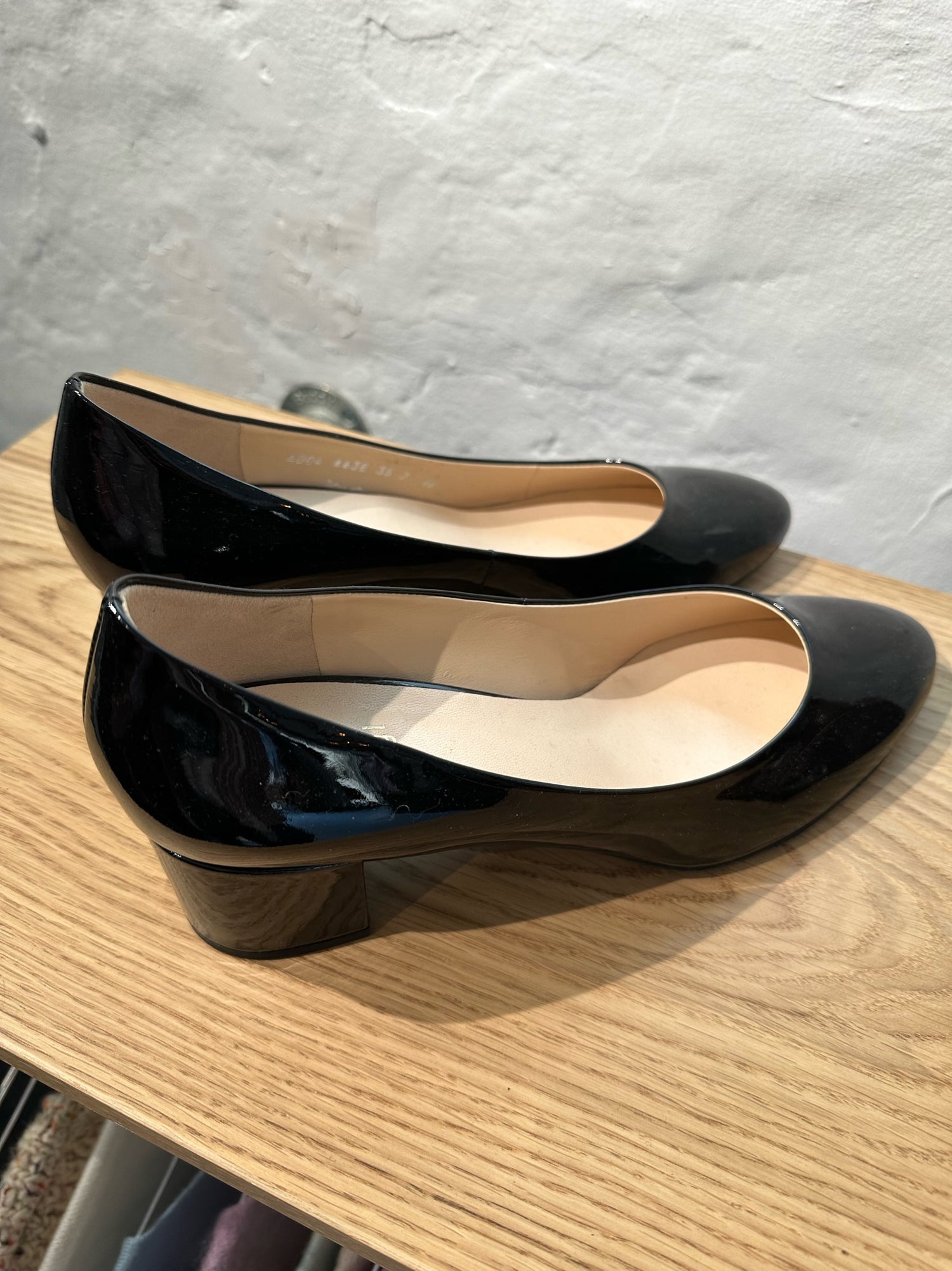 Hogl sort lak stilet fra siden