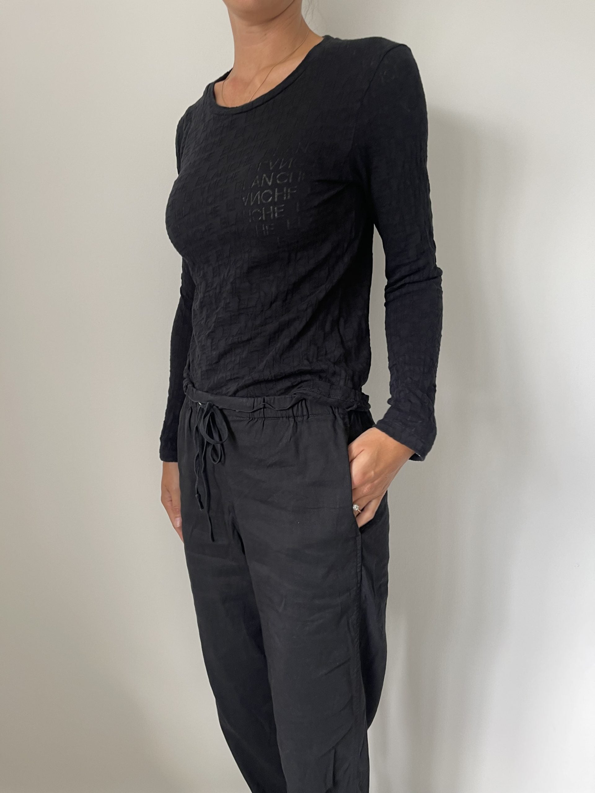 Blanche logo bluse sort på model forfra