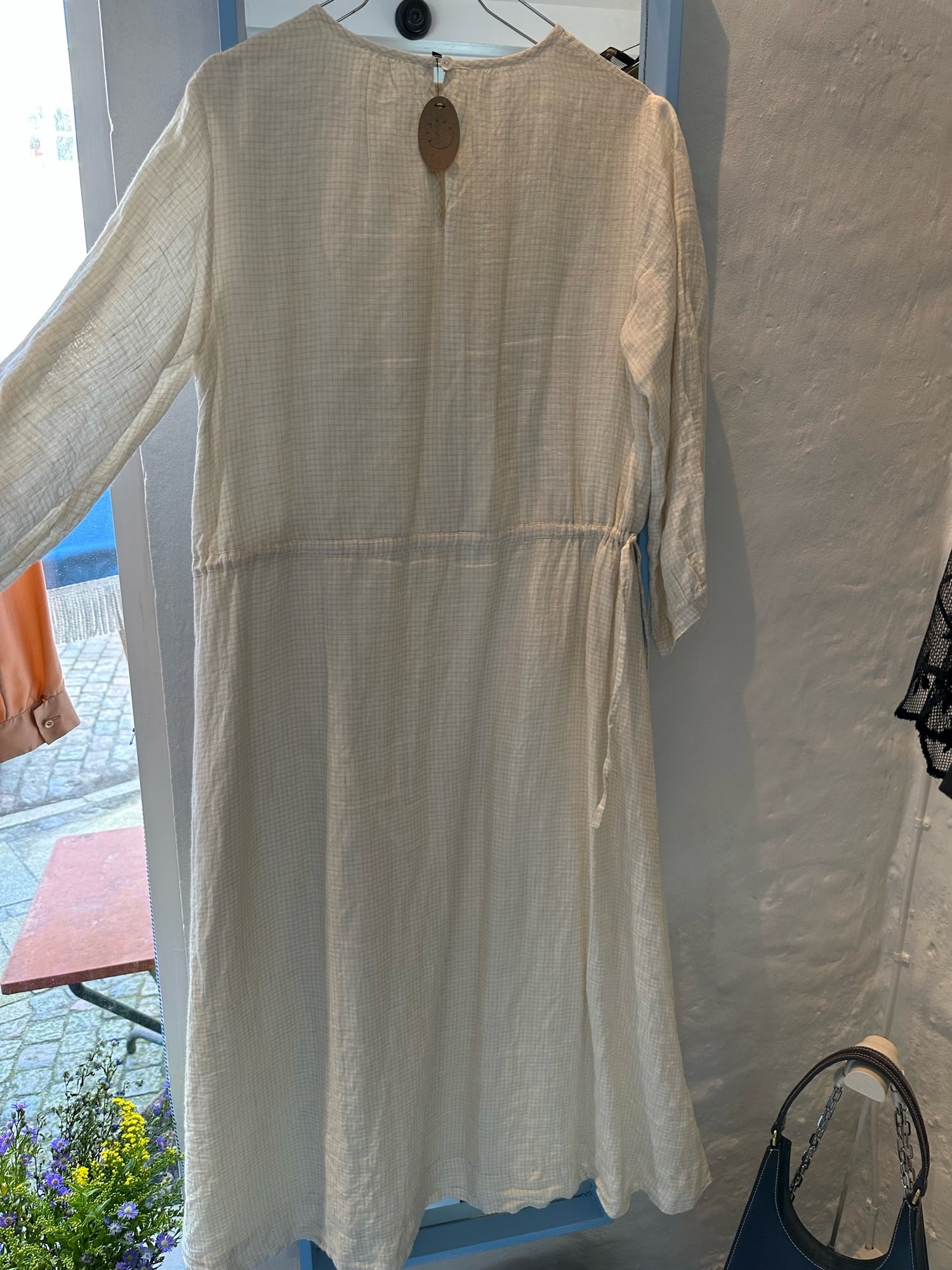 Skall Studio kjole bagfra