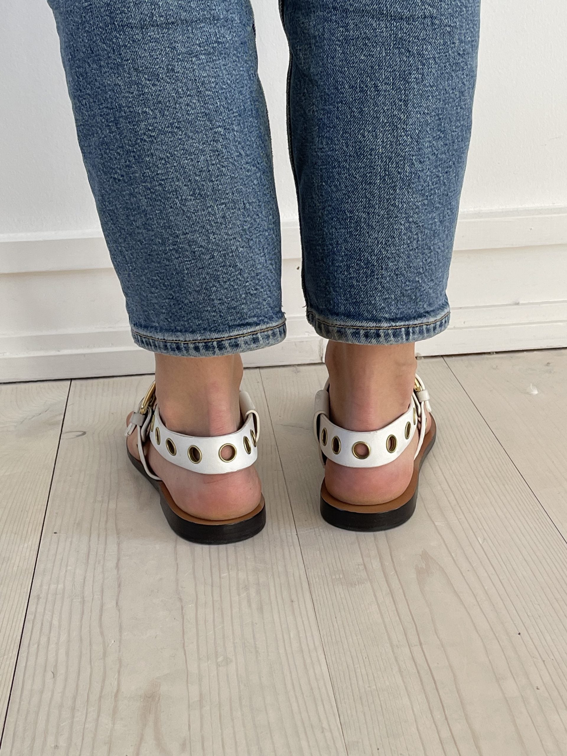 Celine sandaler hvide på model bagfra