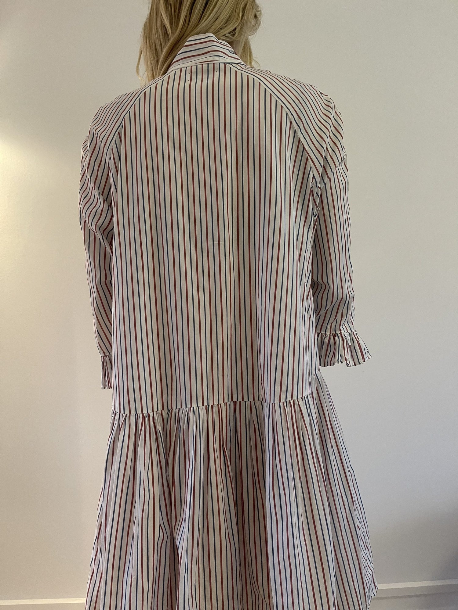 Sofie Sol Studio Kjole stribet på model bagfra