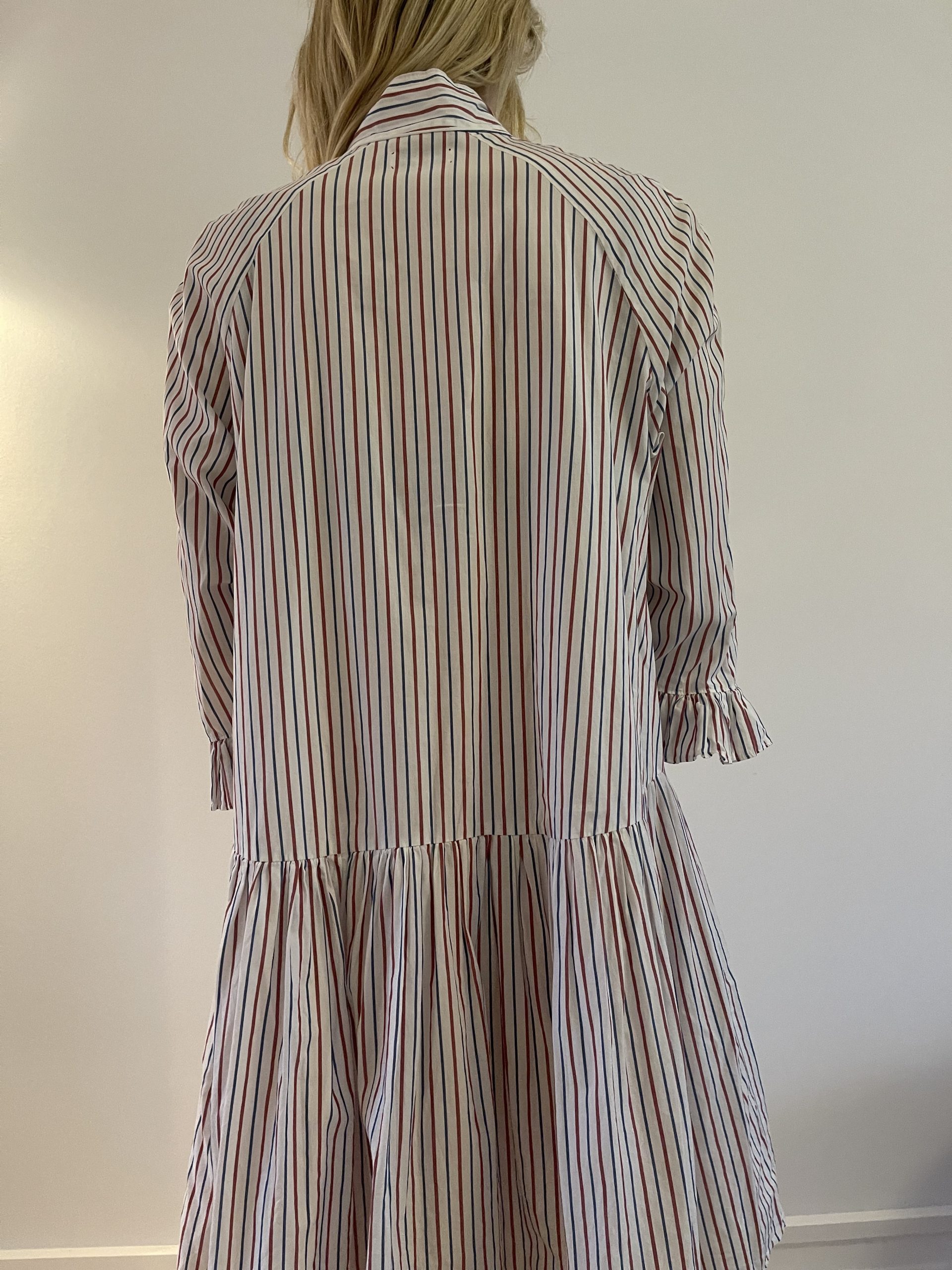 Sofie Sol Studio Kjole stribet på model bagfra