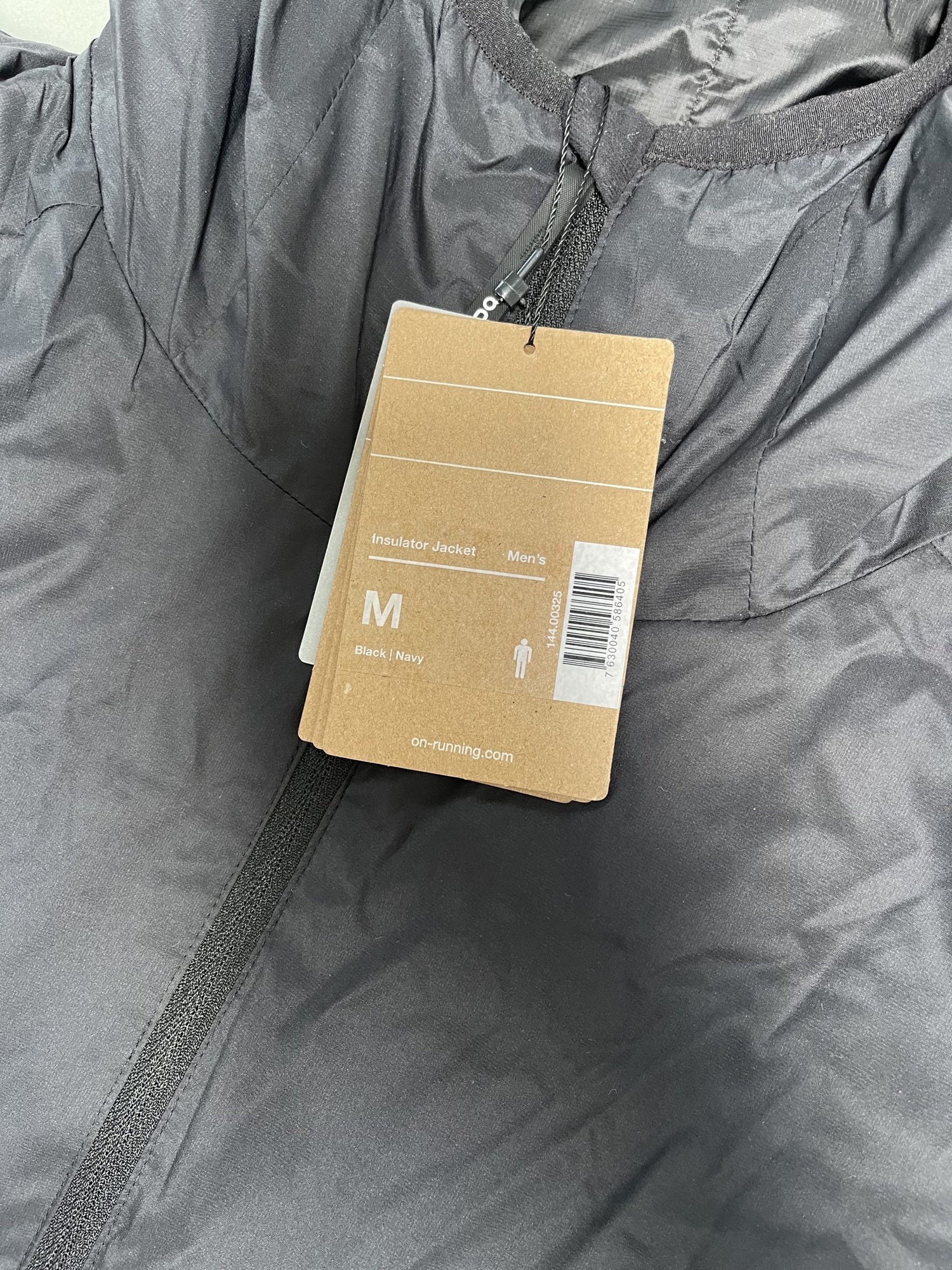 On cloud jakke hangtag