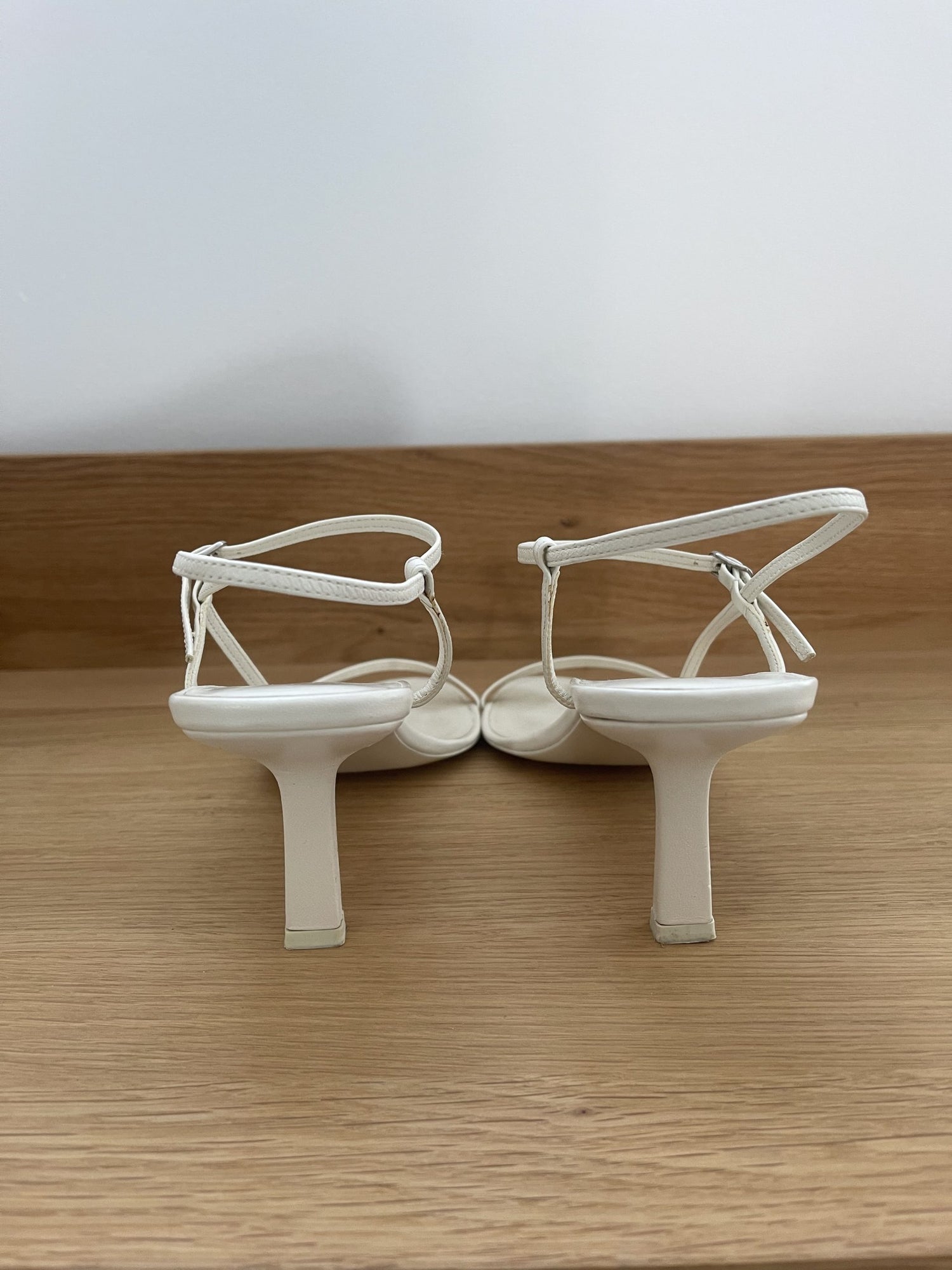 the row stiletter hvid bagfra