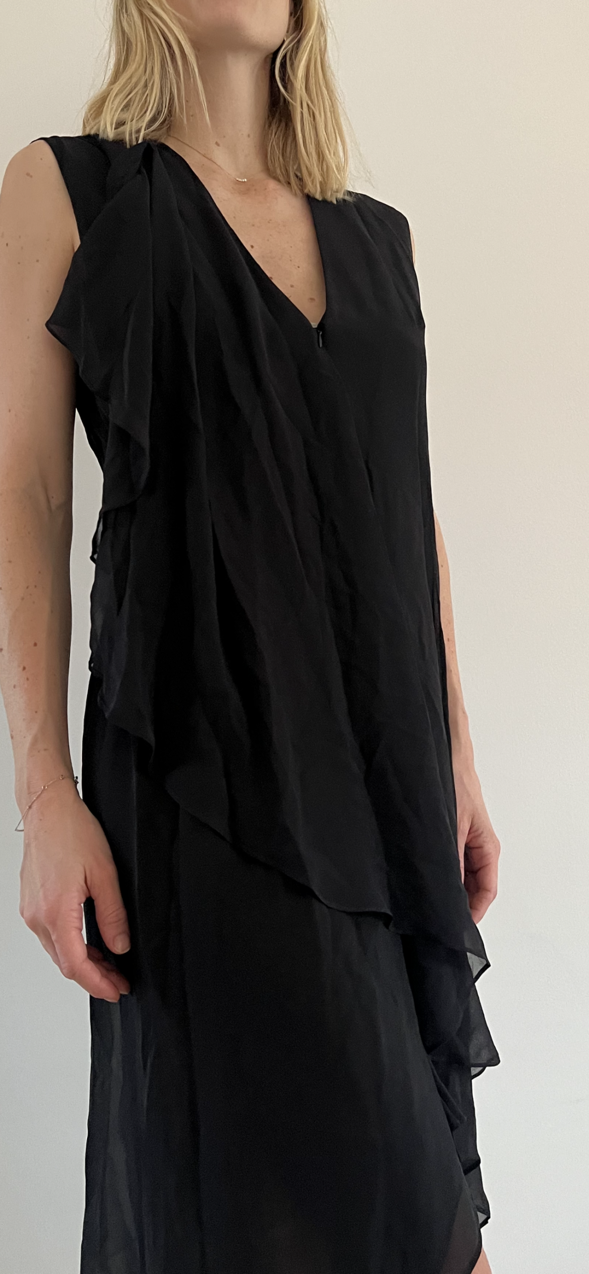 Alexander McQueen Kjole sort på model forfra