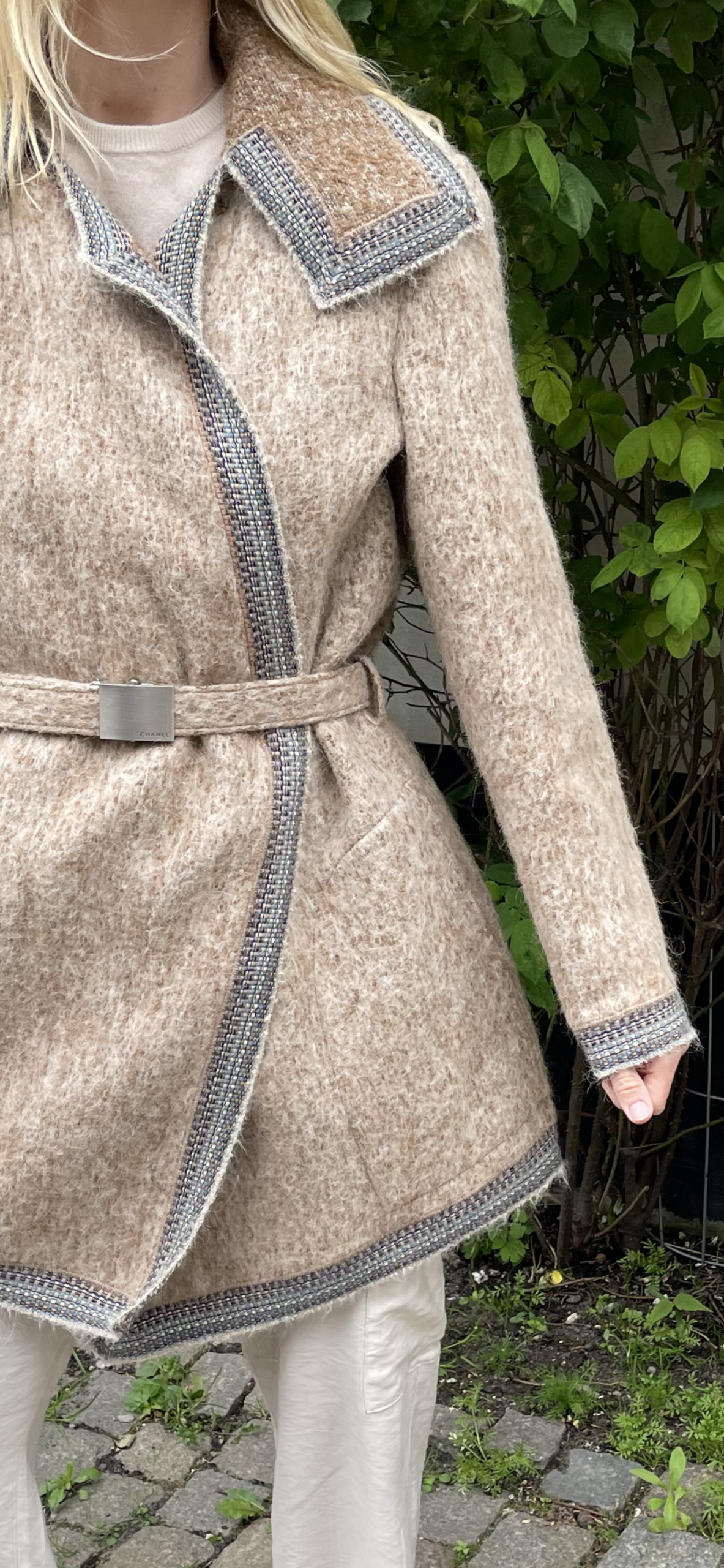 chanel jakke beige uld på model forfra tæt på