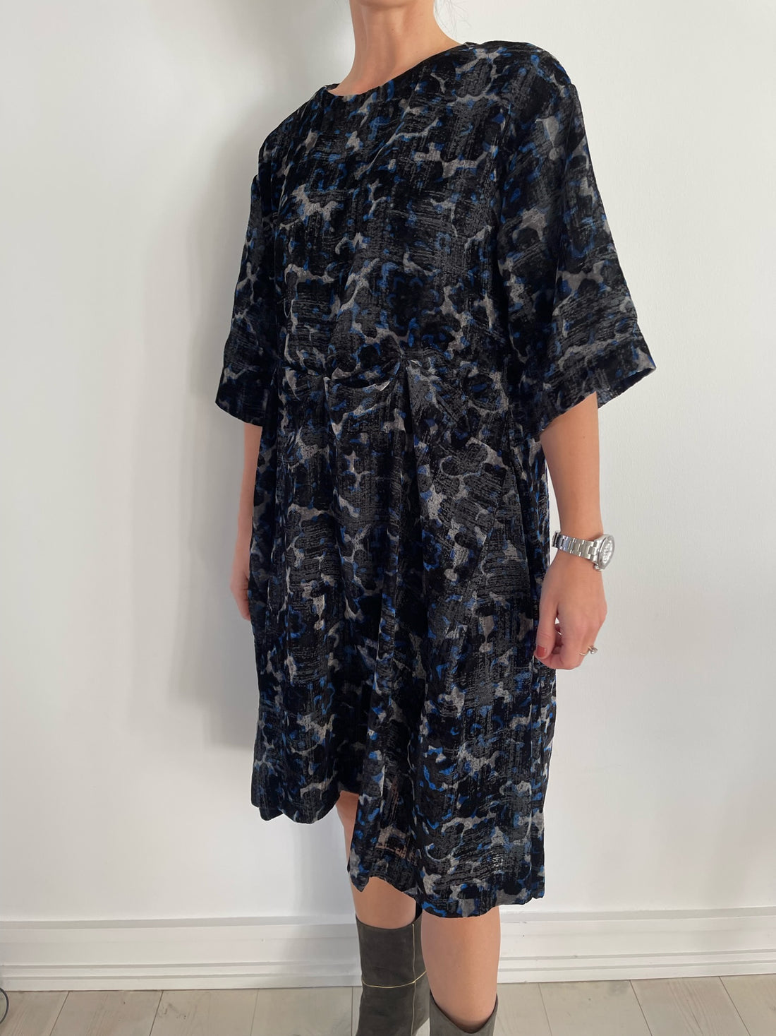 Zucca Kjole velourmønster sort, lilla, blå, grå forfra på model