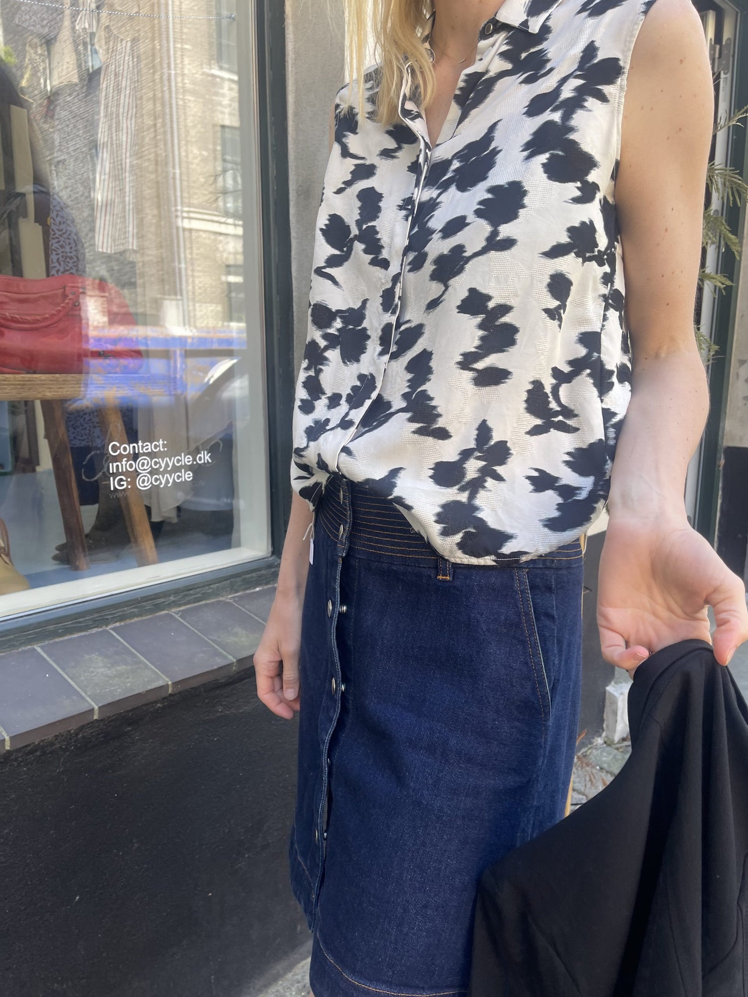 Balenciaga skjorte hvid og sort på model forfra tæt på