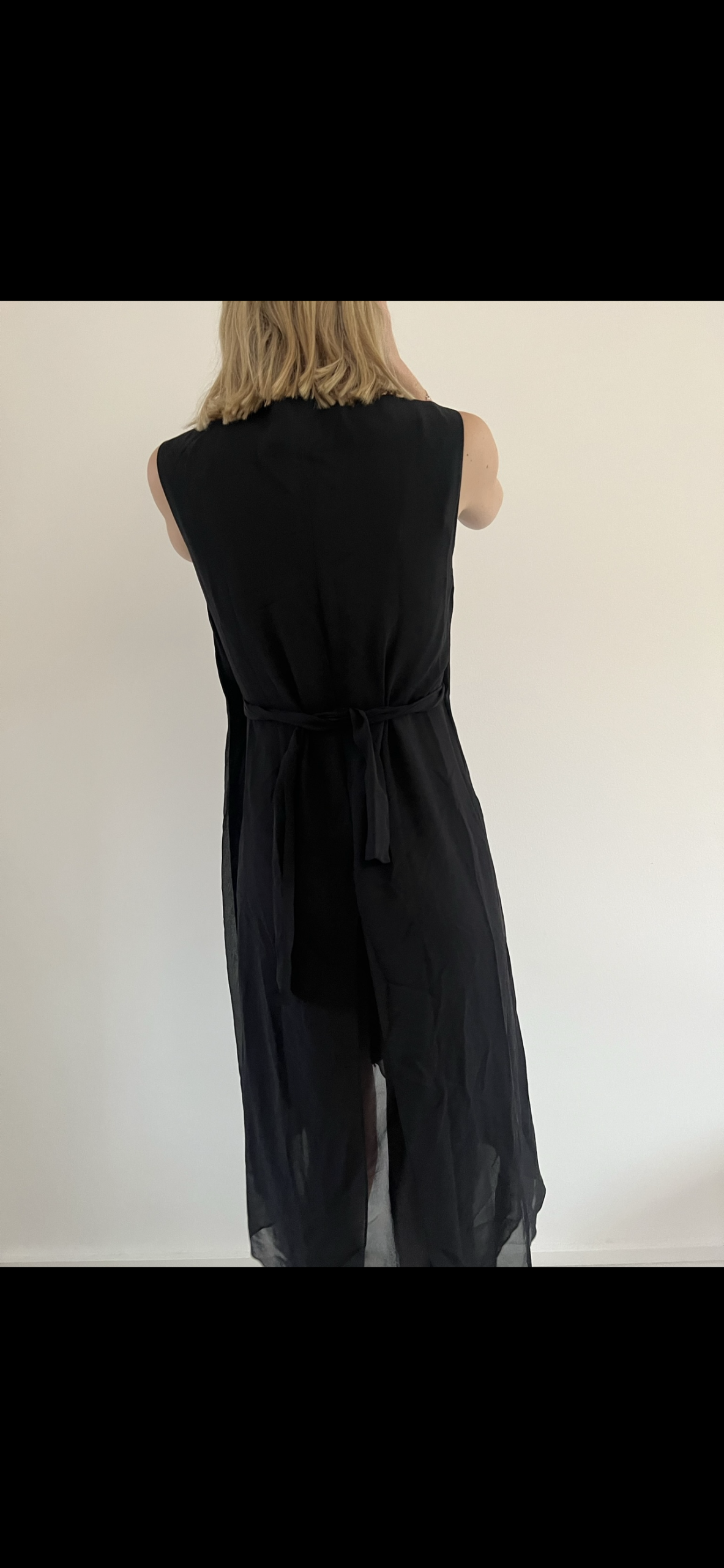 Alexander McQueen Kjole sort på model bagfra