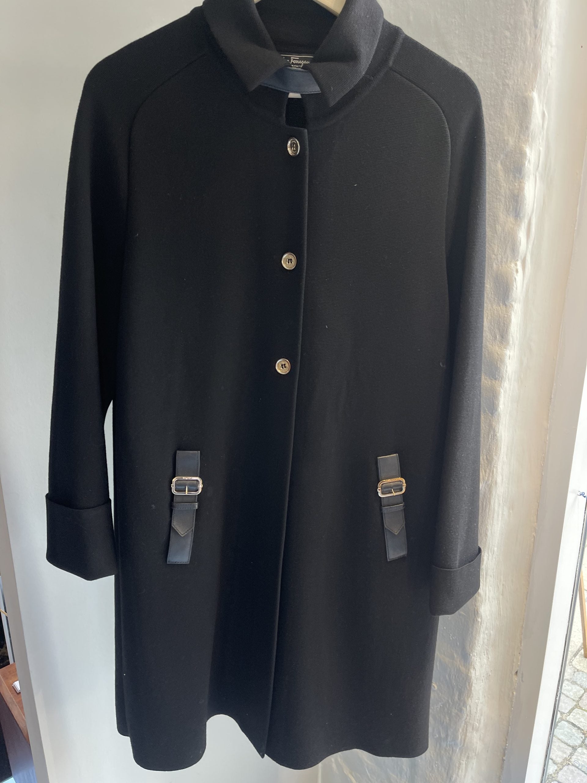 Ferragamo frakke sort forfra