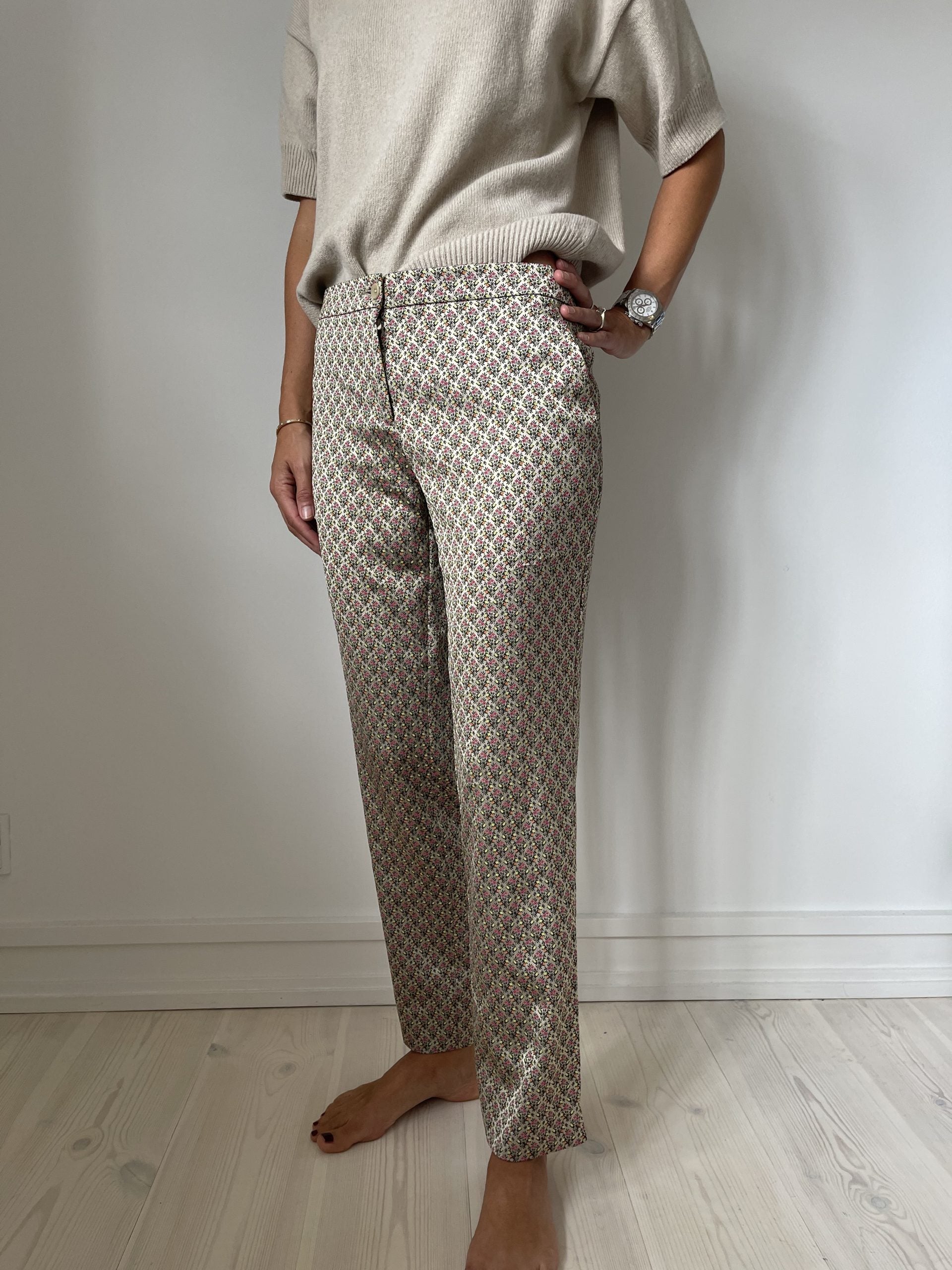 Etro bukser med mønster på model side