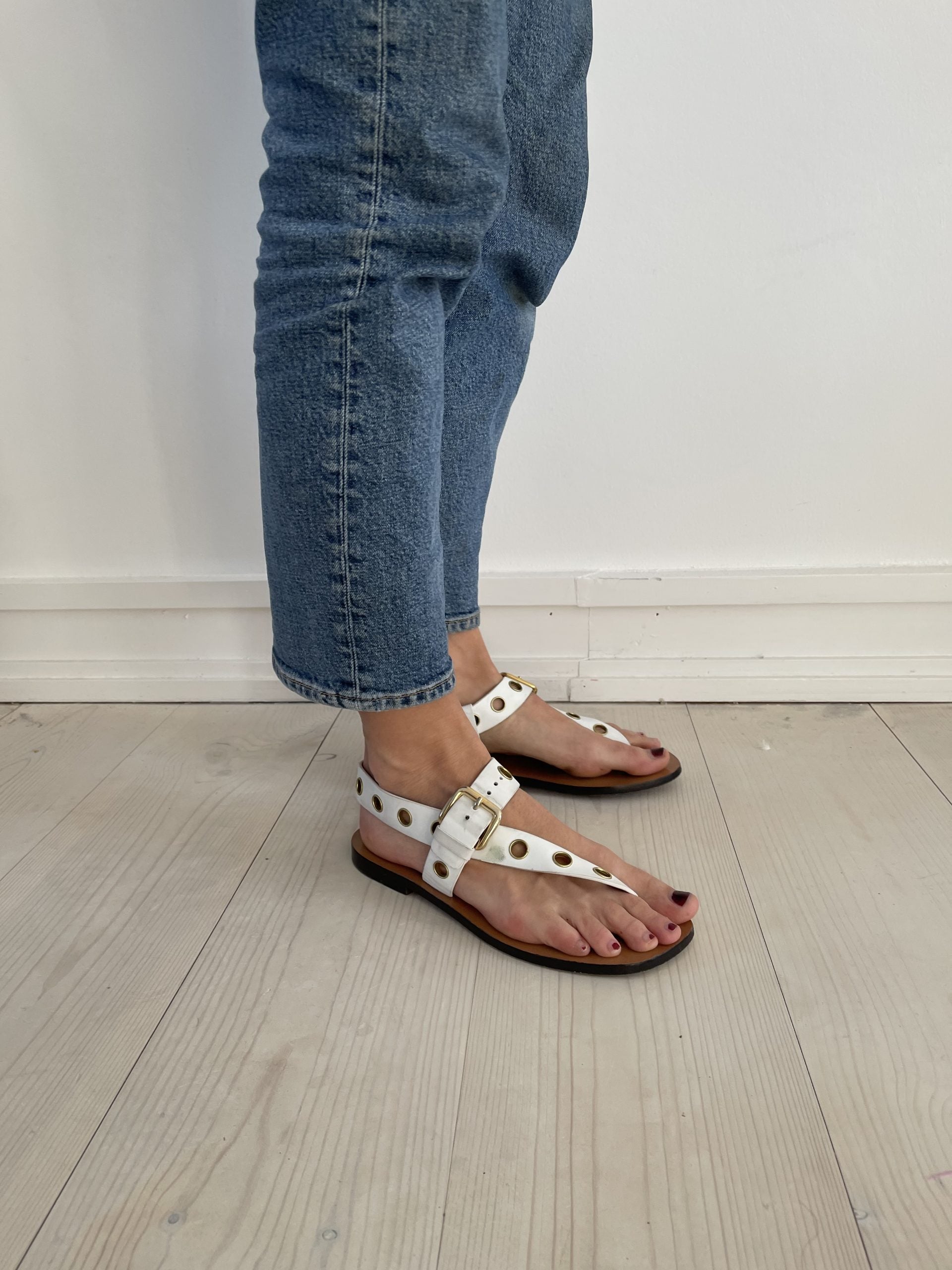 Celine sandaler hvide på model side