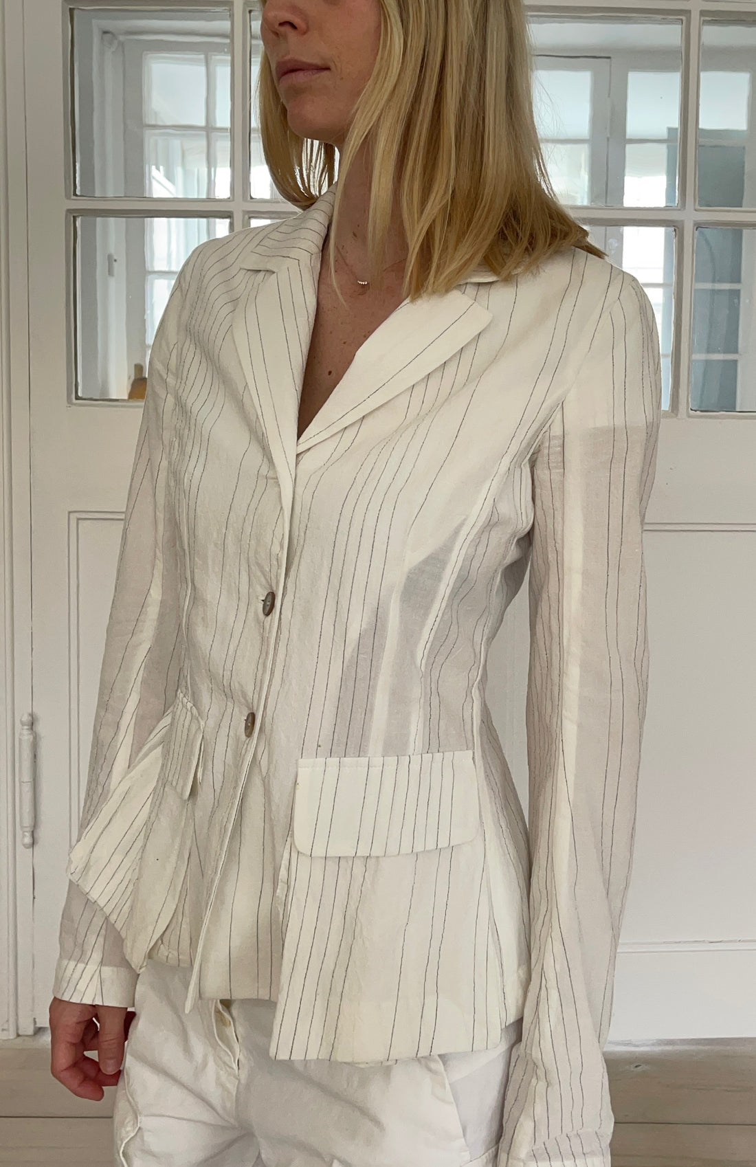 Masnada blazer hvid på model forfra tæt på