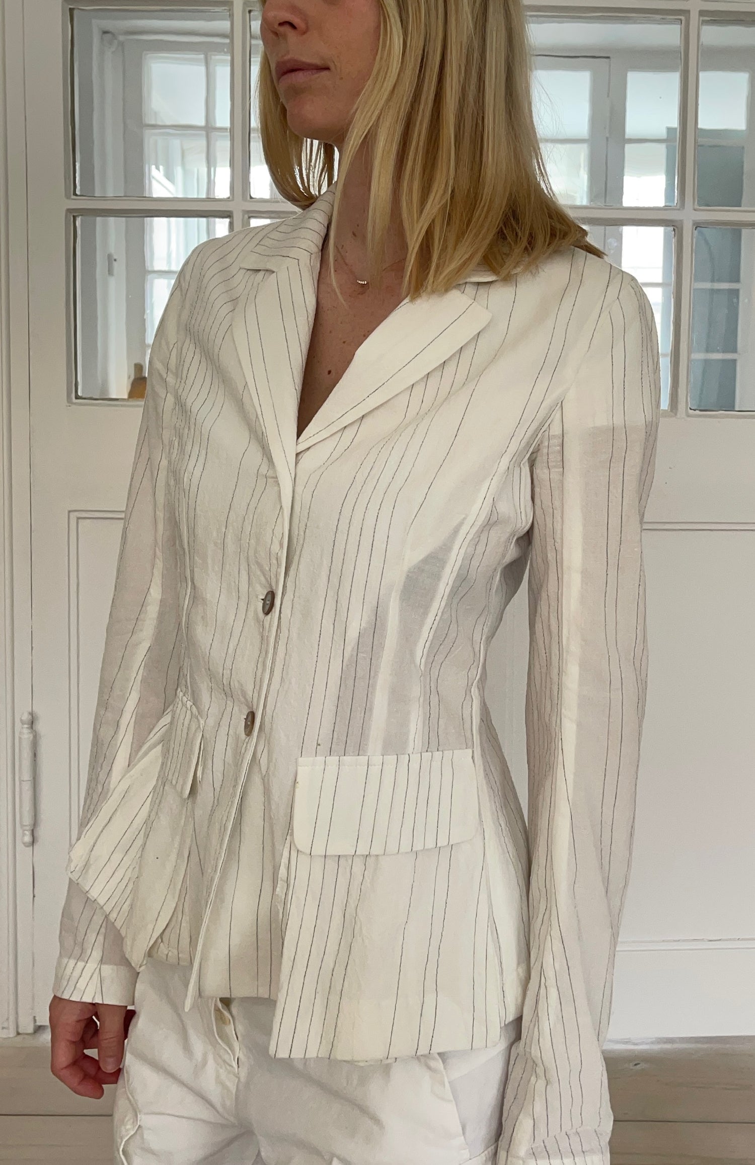 Masnada blazer hvid på model forfra tæt på