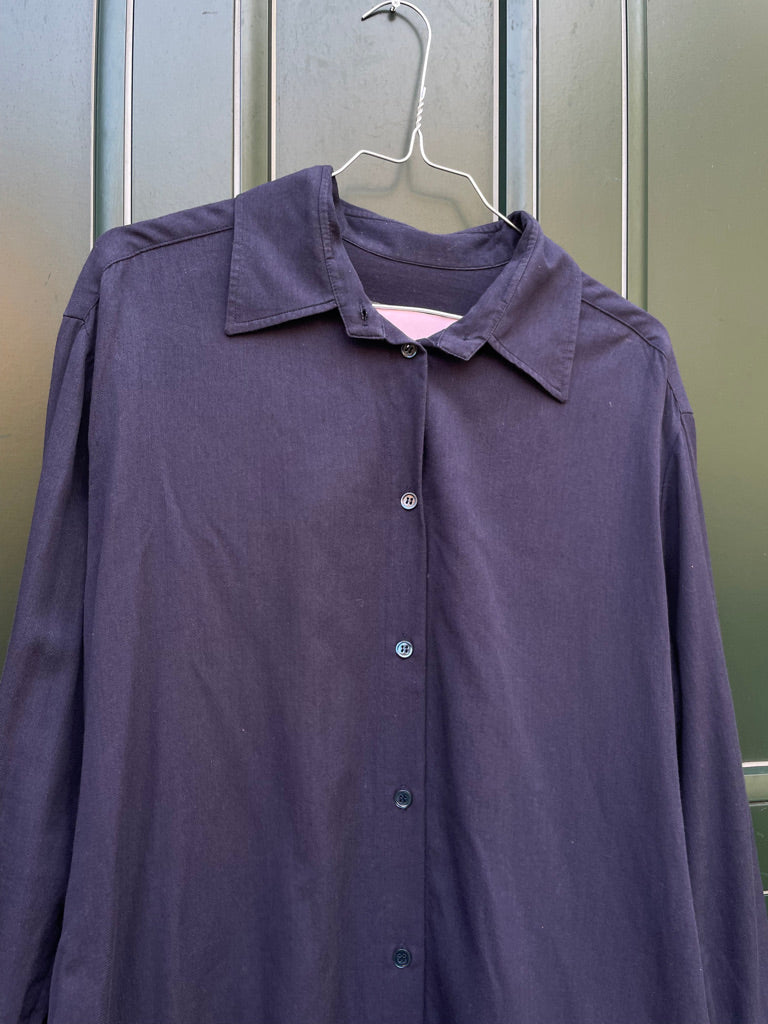 Bagutta skjortekjole i navy forfra tæt på