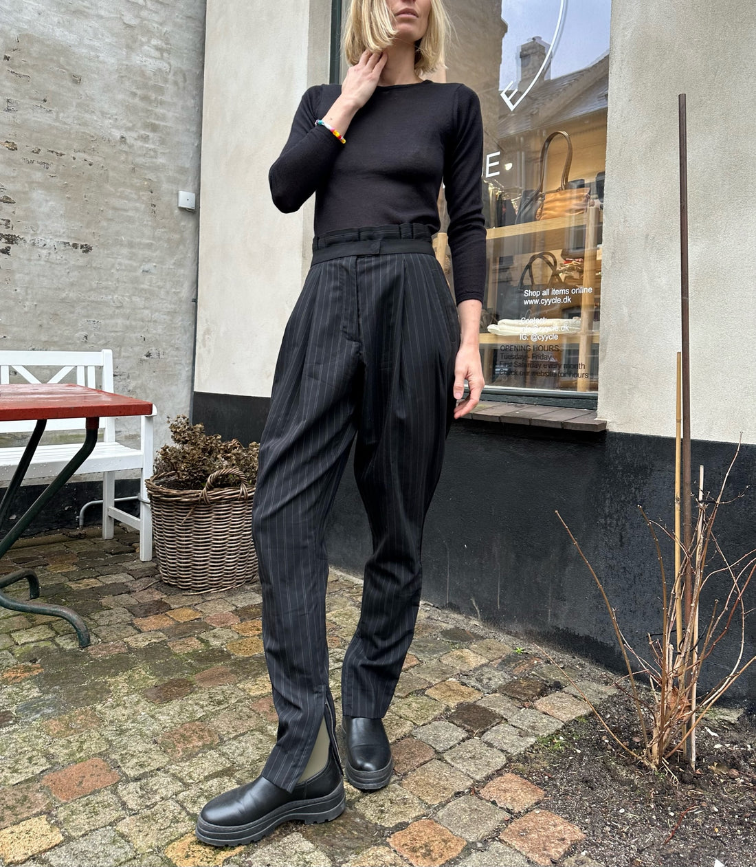 Dolce & Gabbana stribet bukser forfra på model