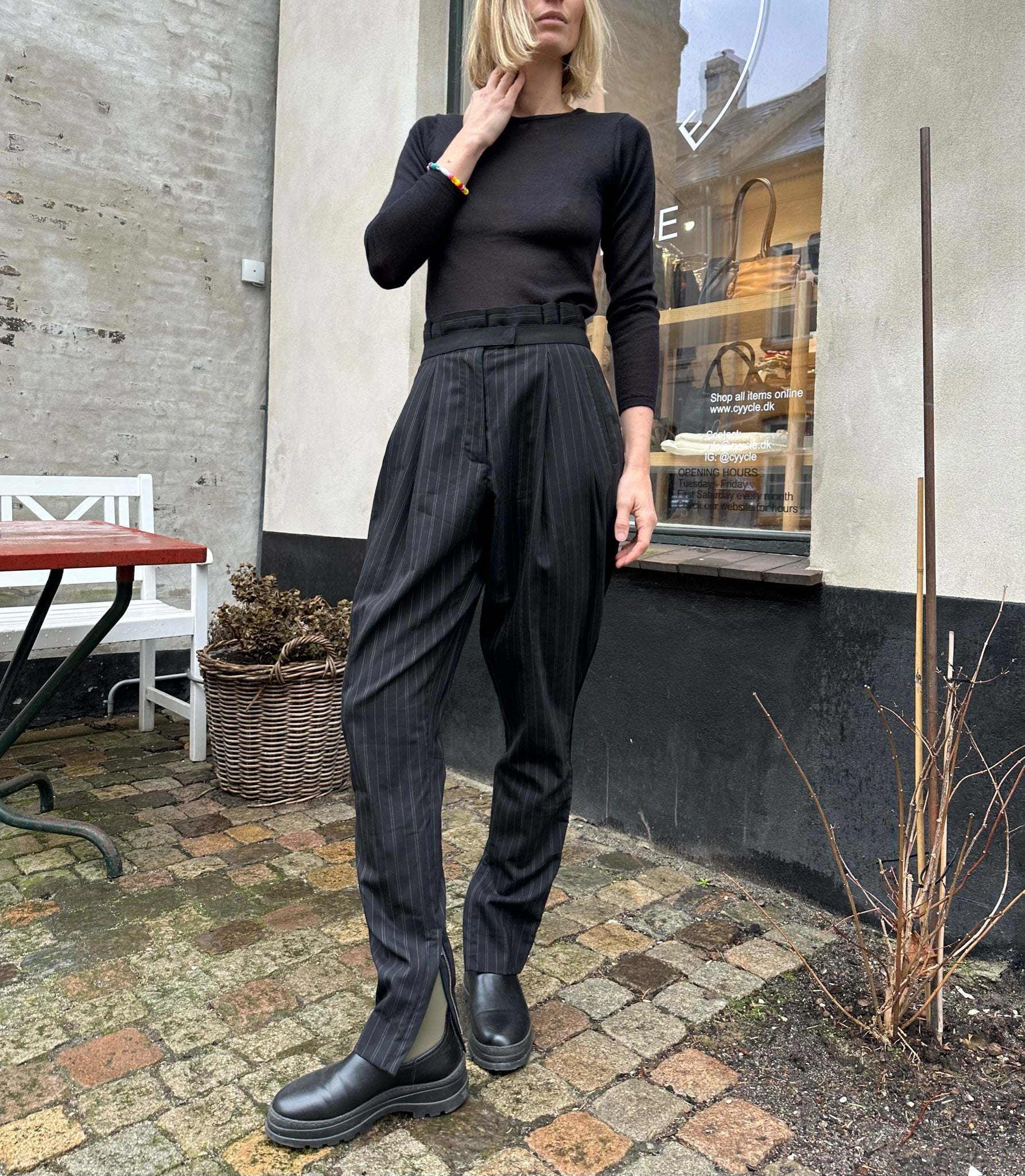 Dolce & Gabbana stribet bukser forfra på model