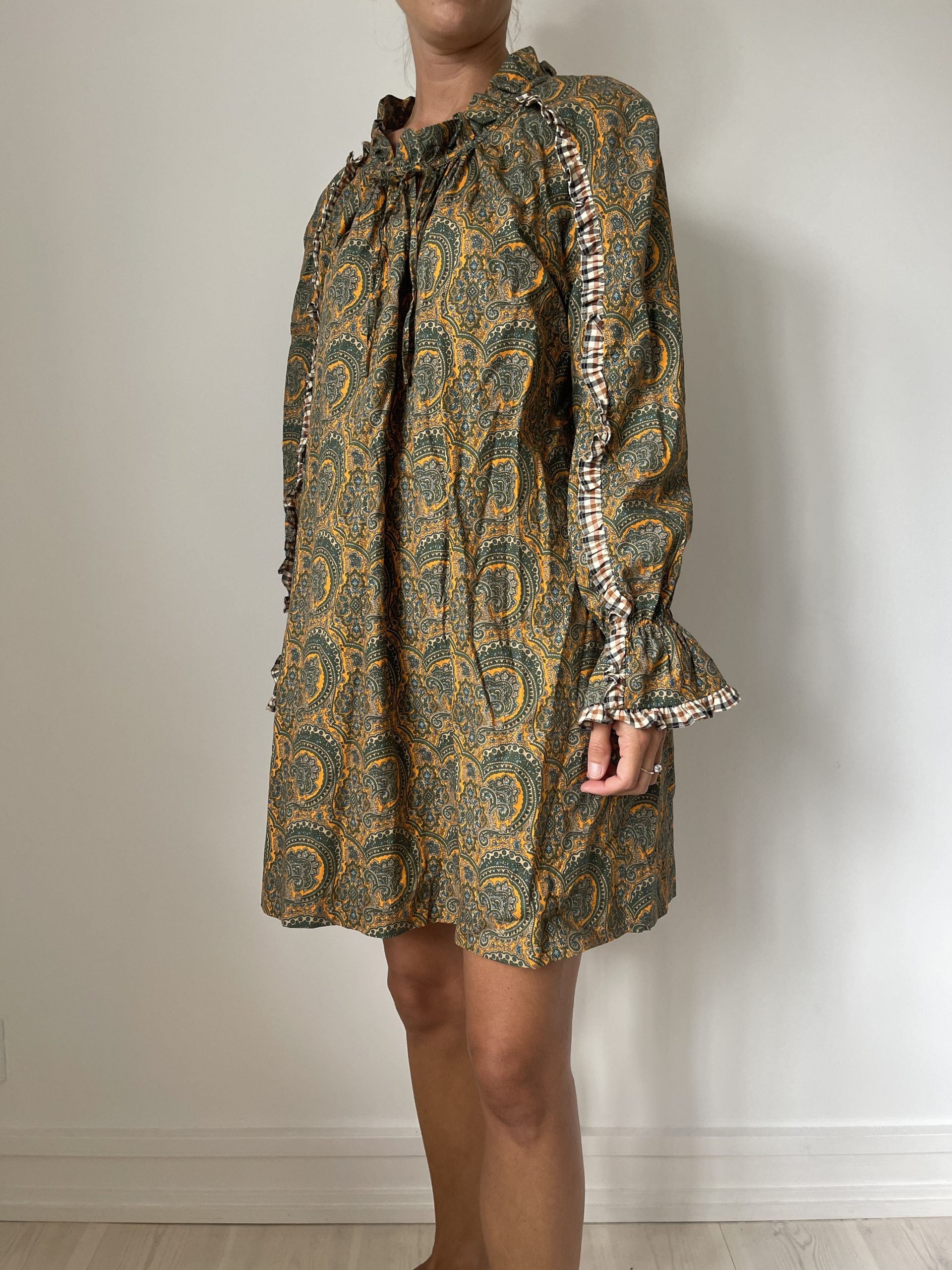 Baum Und Pferdgarten Kjole mønstret orange/grøn på model side