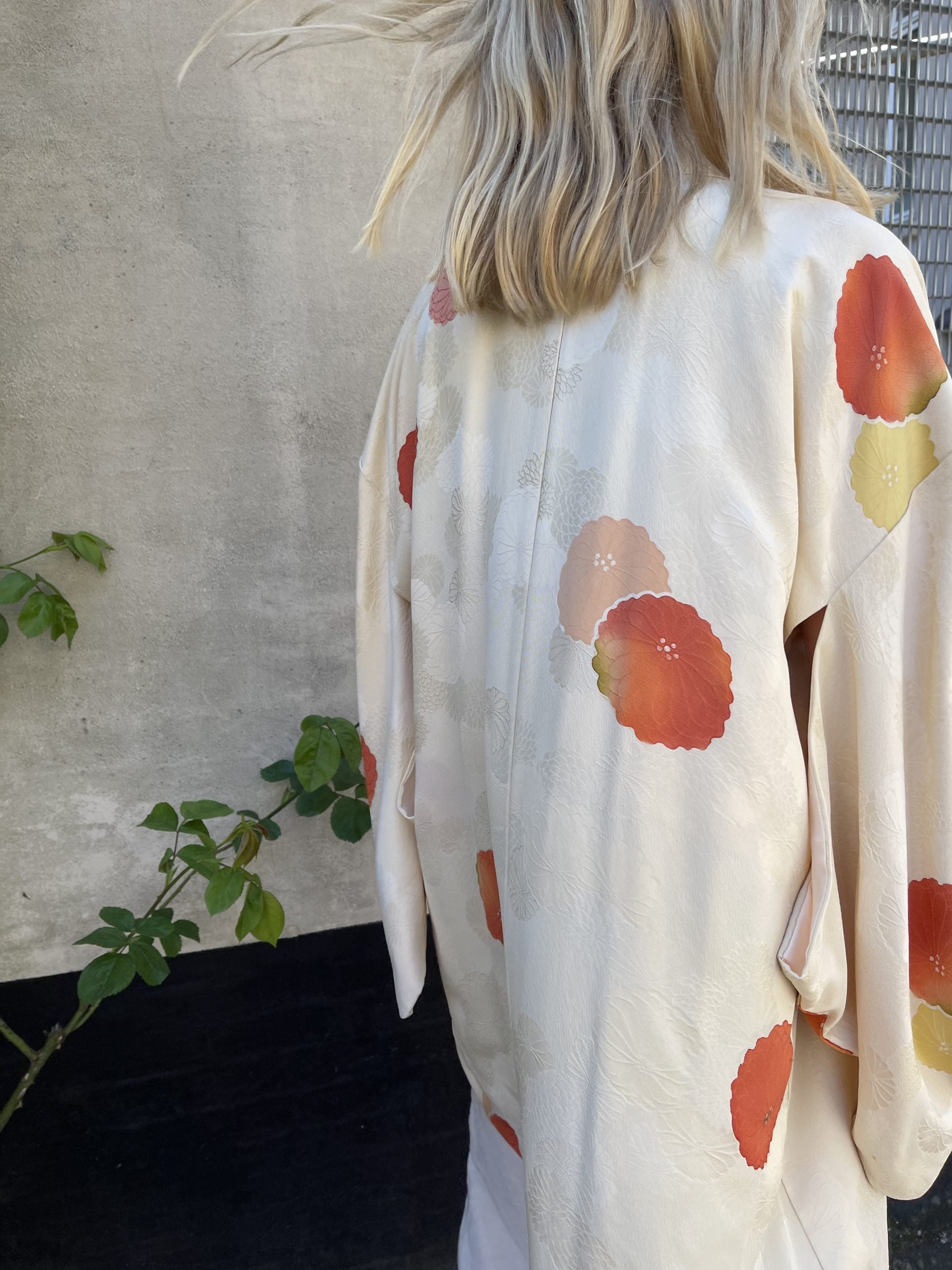 Kimono unika på model bagfra
