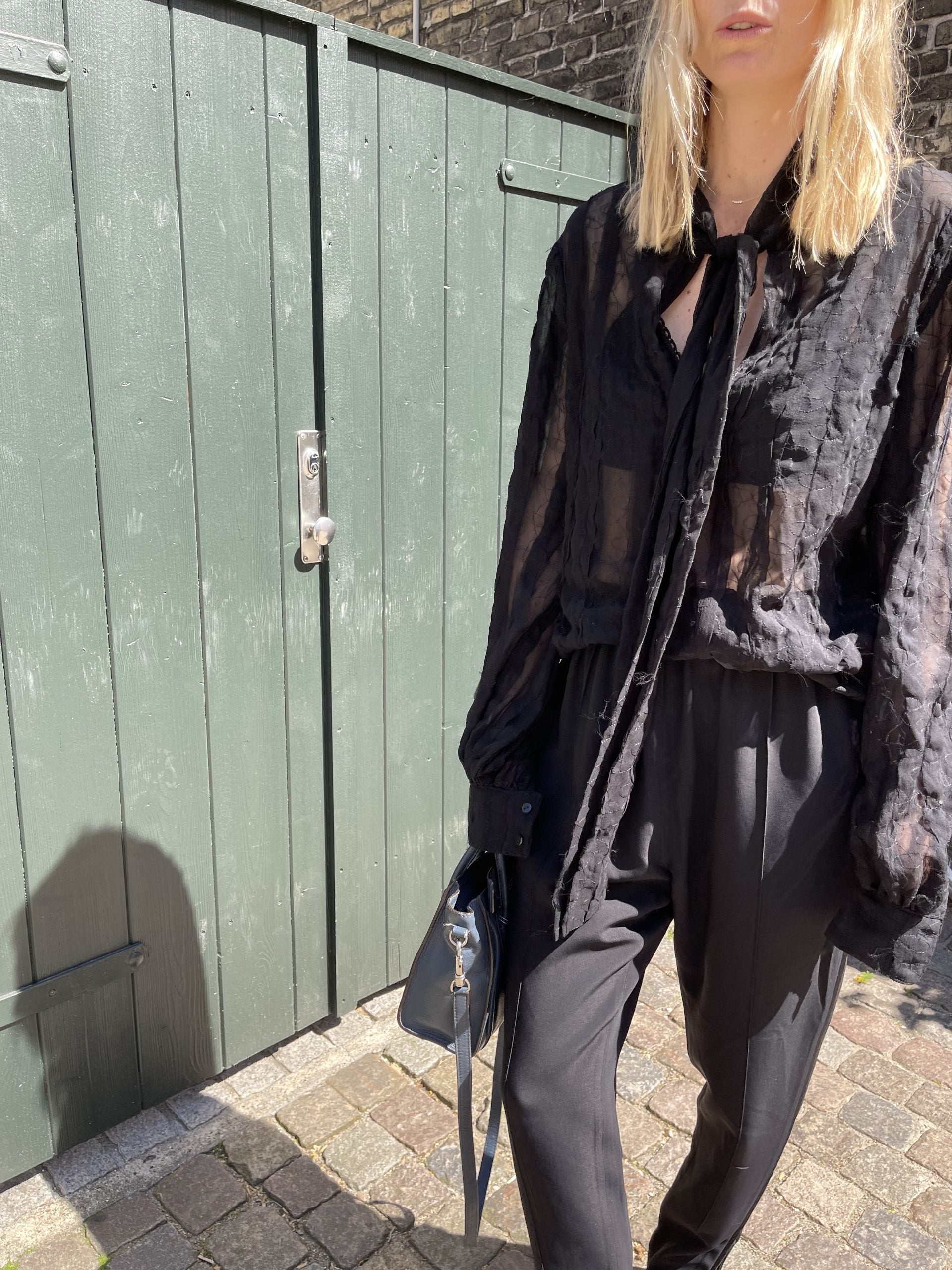 Stasia bluse sort på model forfra