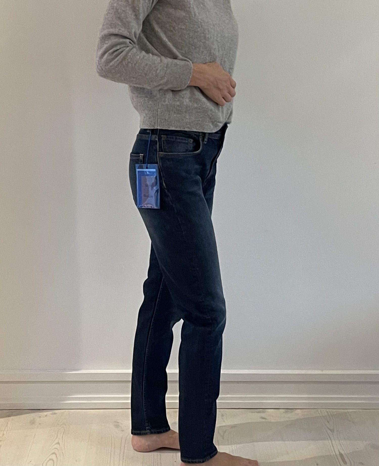 Acne studios jeans mørkeblå på model side hangtag