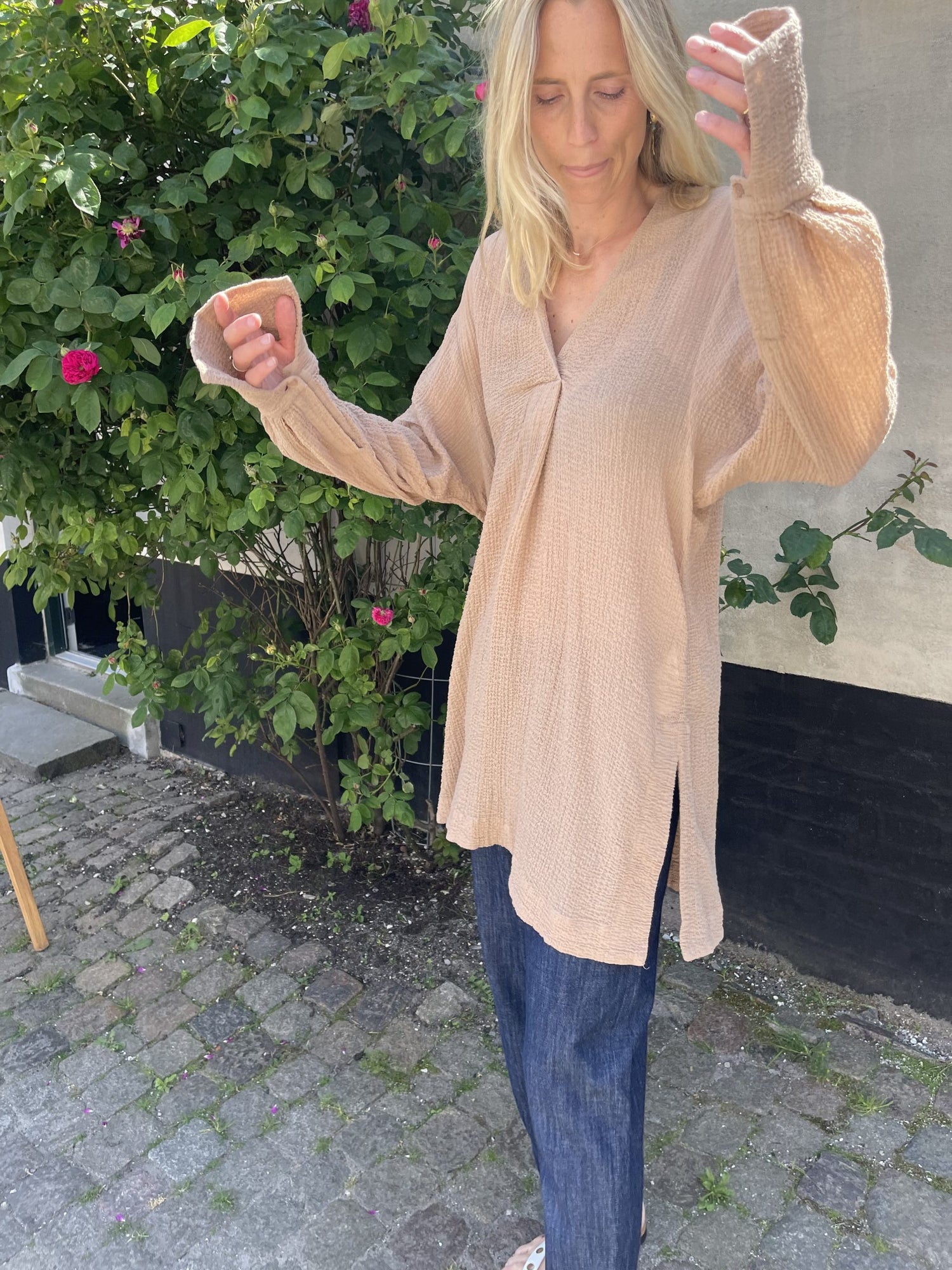 By Malene Birger bluse beige på model forfra