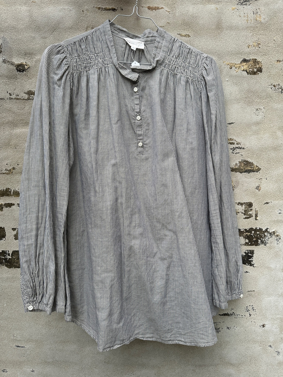 Vanessa Bruno skjorte grå og hvid stribet væg