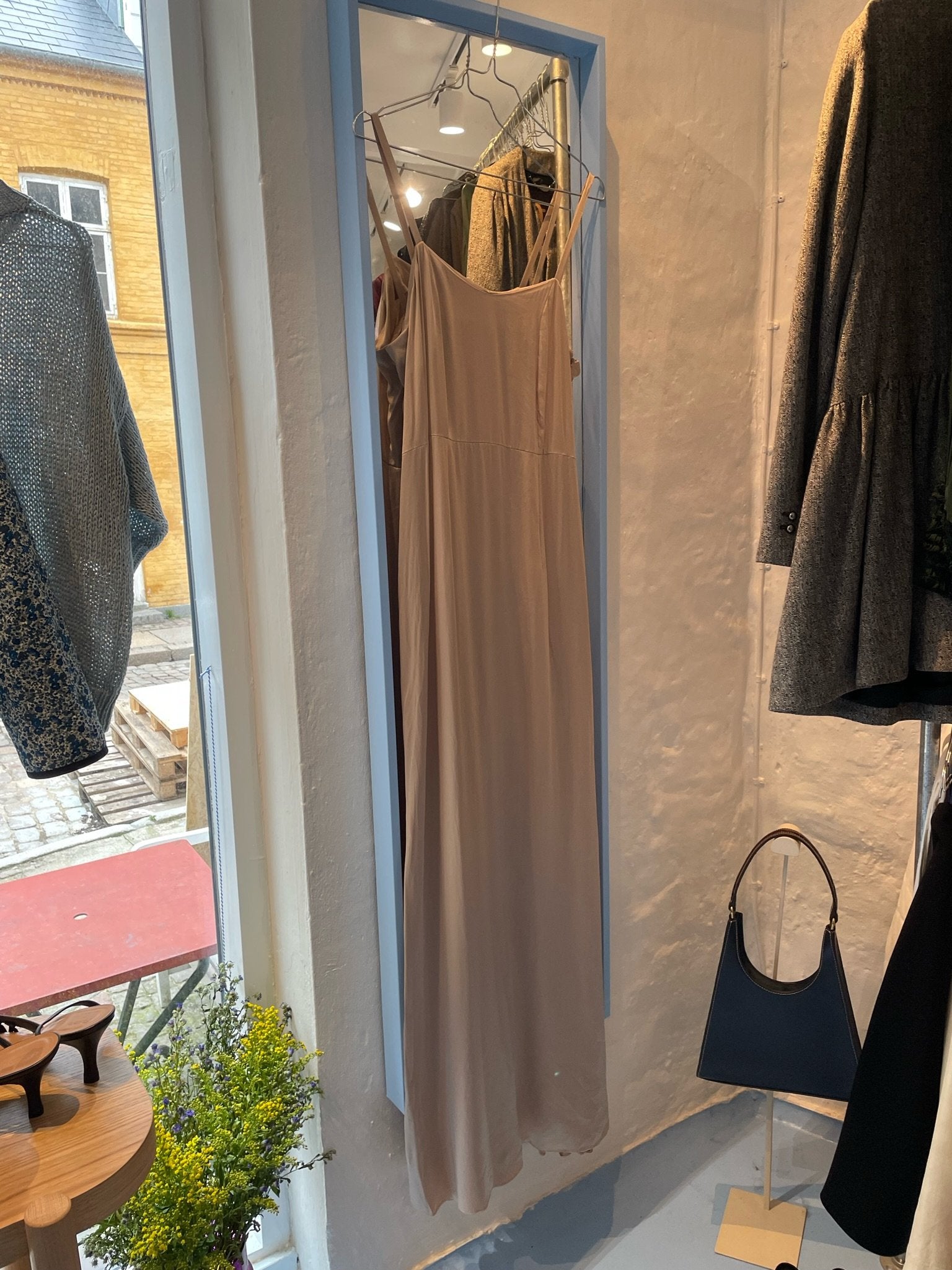 brand unknown kjole beige silke forfra