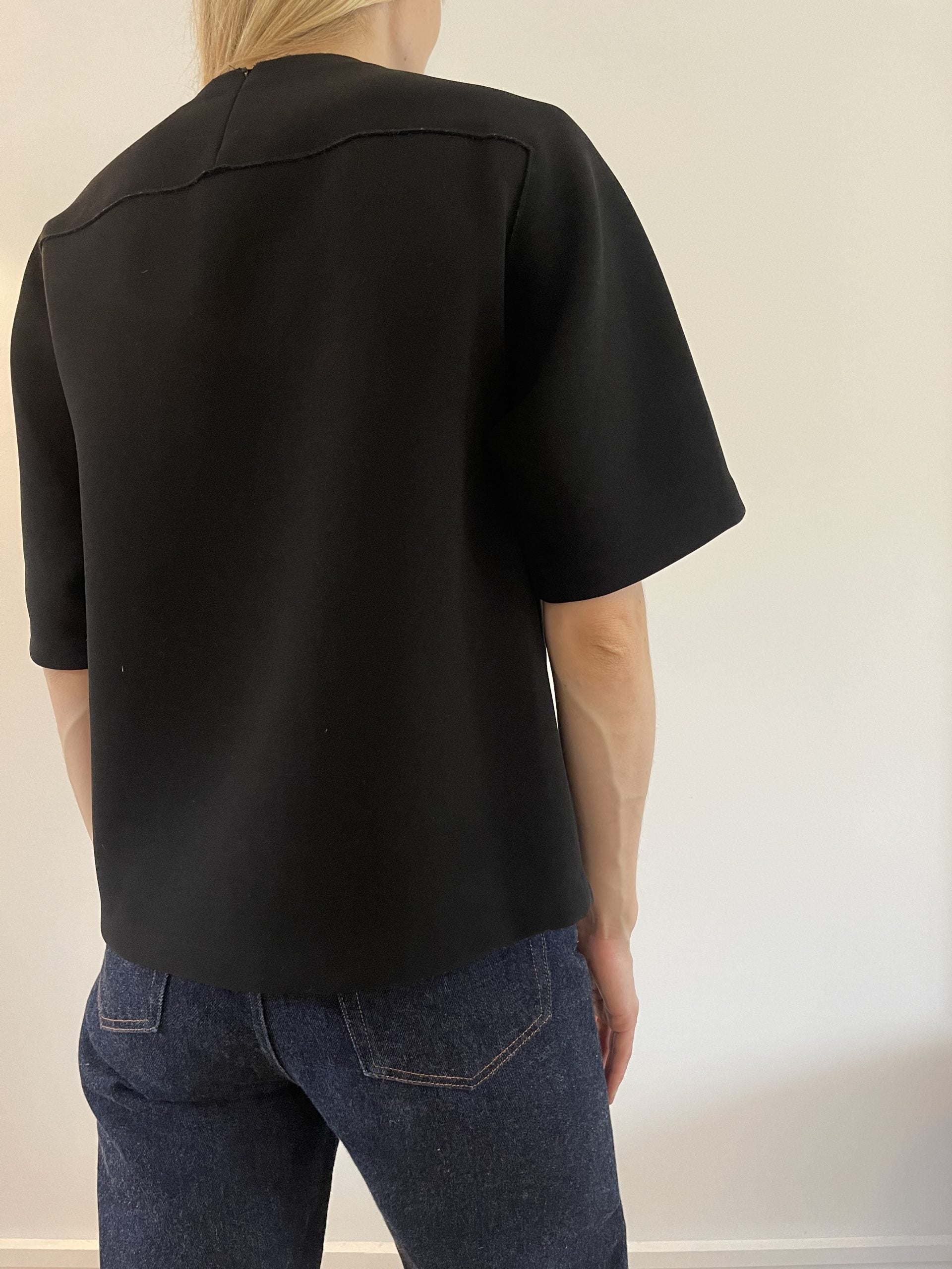 Phillip Lim bluse/t-shirt sort på model bagfra