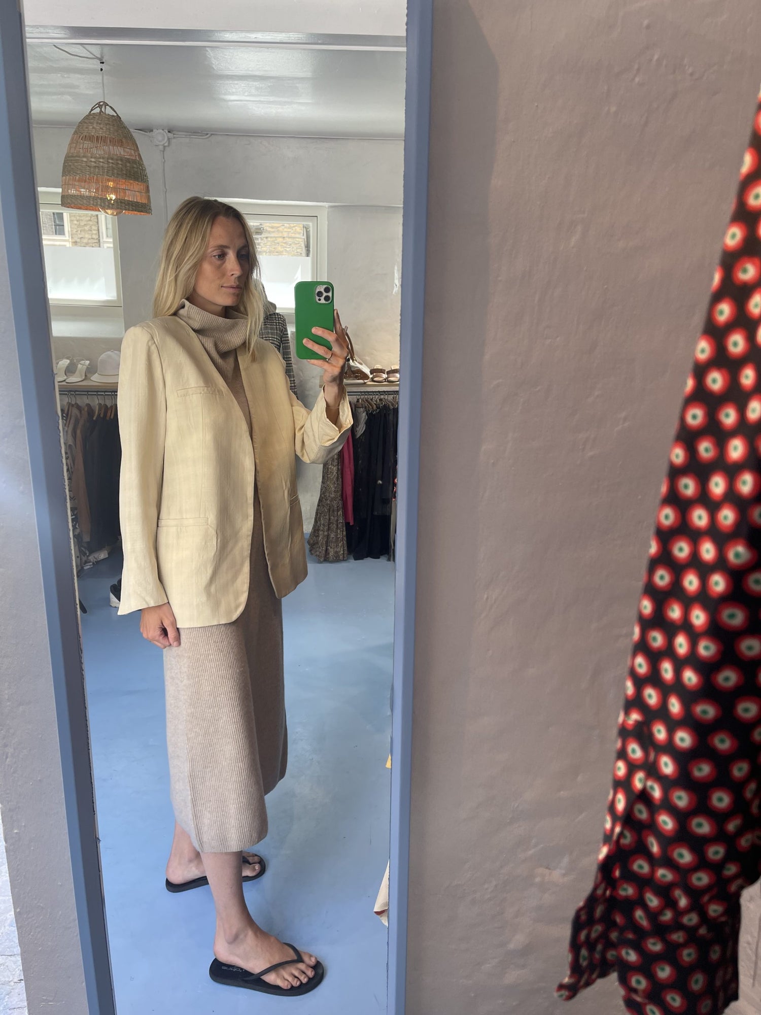 Toteme blazer på model side