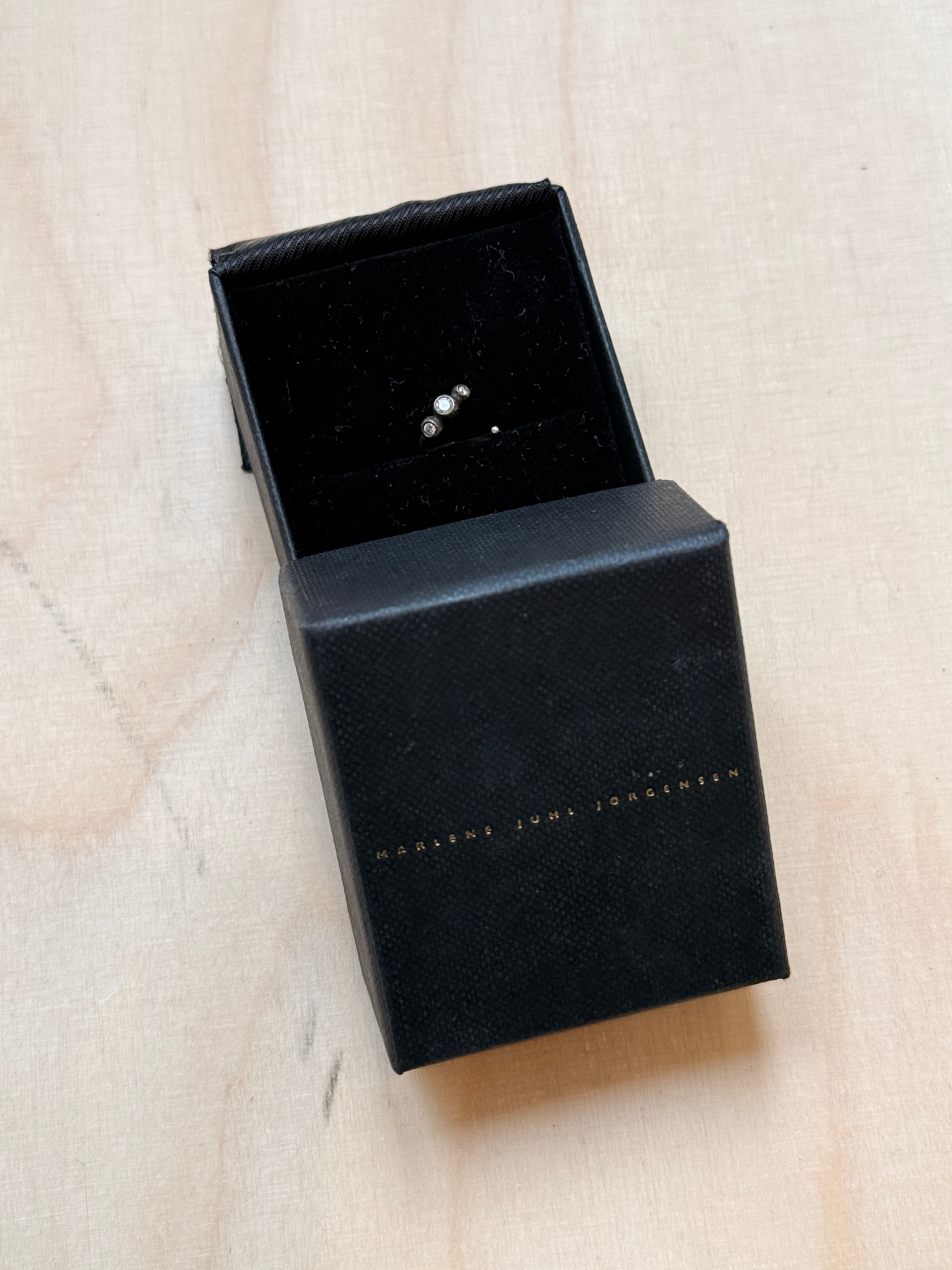 Marlene Juhl Jørgensen Mini Hoop tre diamanter Ørering