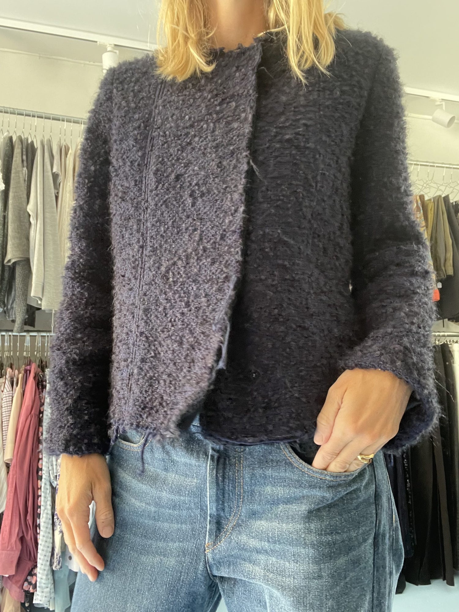 Nicklas Skovgaard jakke mørkeblå på model forfra