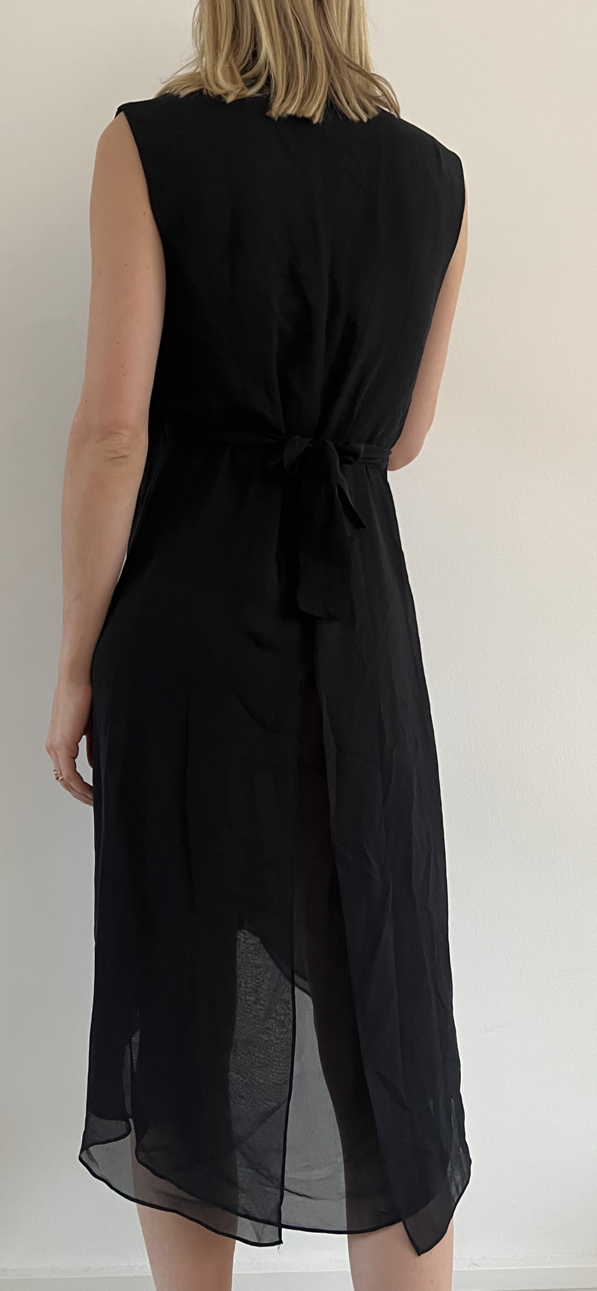 Alexander McQueen Kjole sort på model bagfra