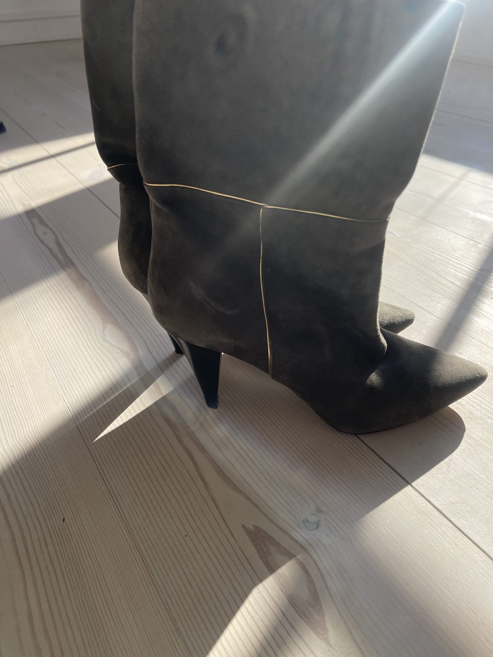 Nina Ricci mørkegrønne ruskindsstøvler side