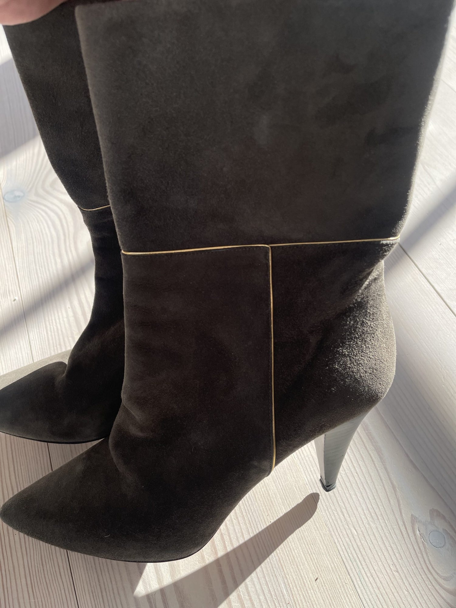 Nina Ricci mørkegrønne ruskindsstøvler side