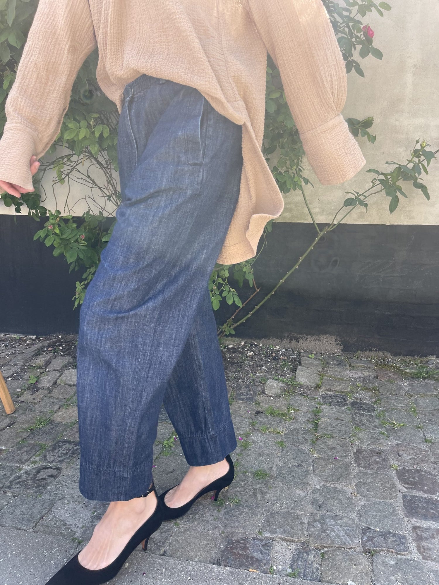 By Malene Birger bluse på model