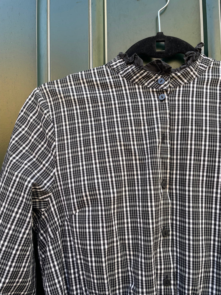 Resume kjole ternet sort/hvid forfra tæt på