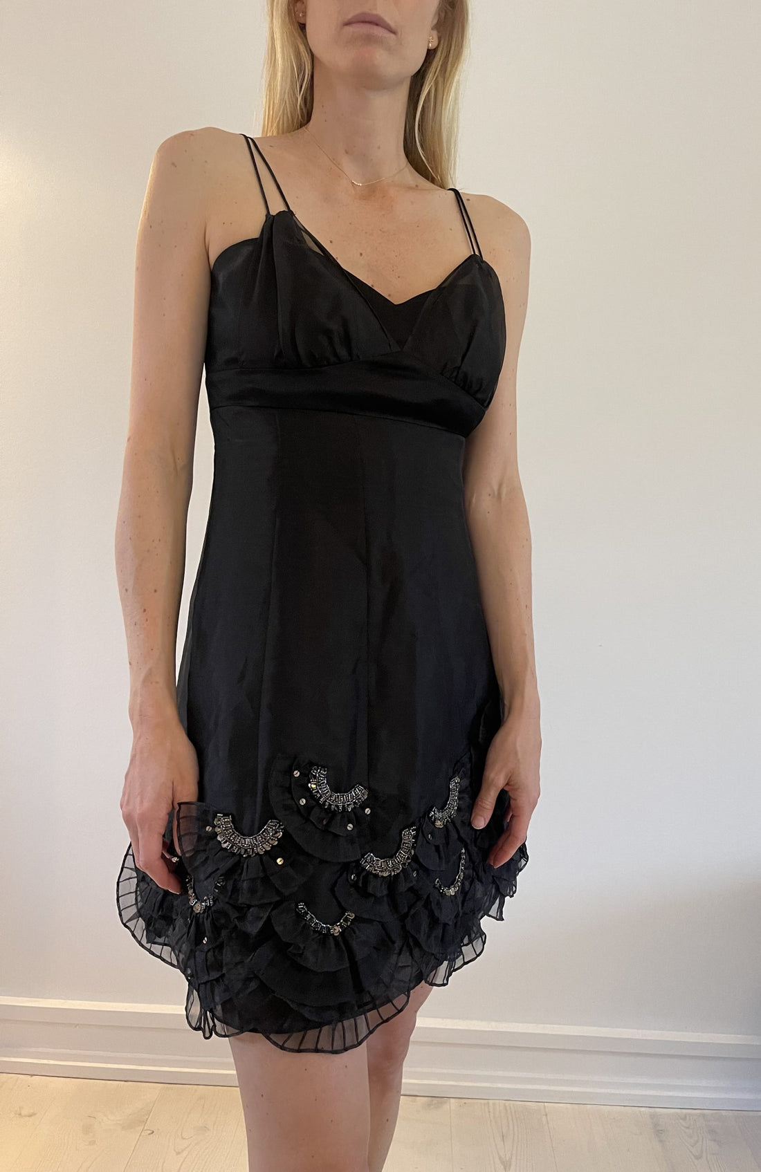 Karen Millen Kjole sort med palietter på model forfra