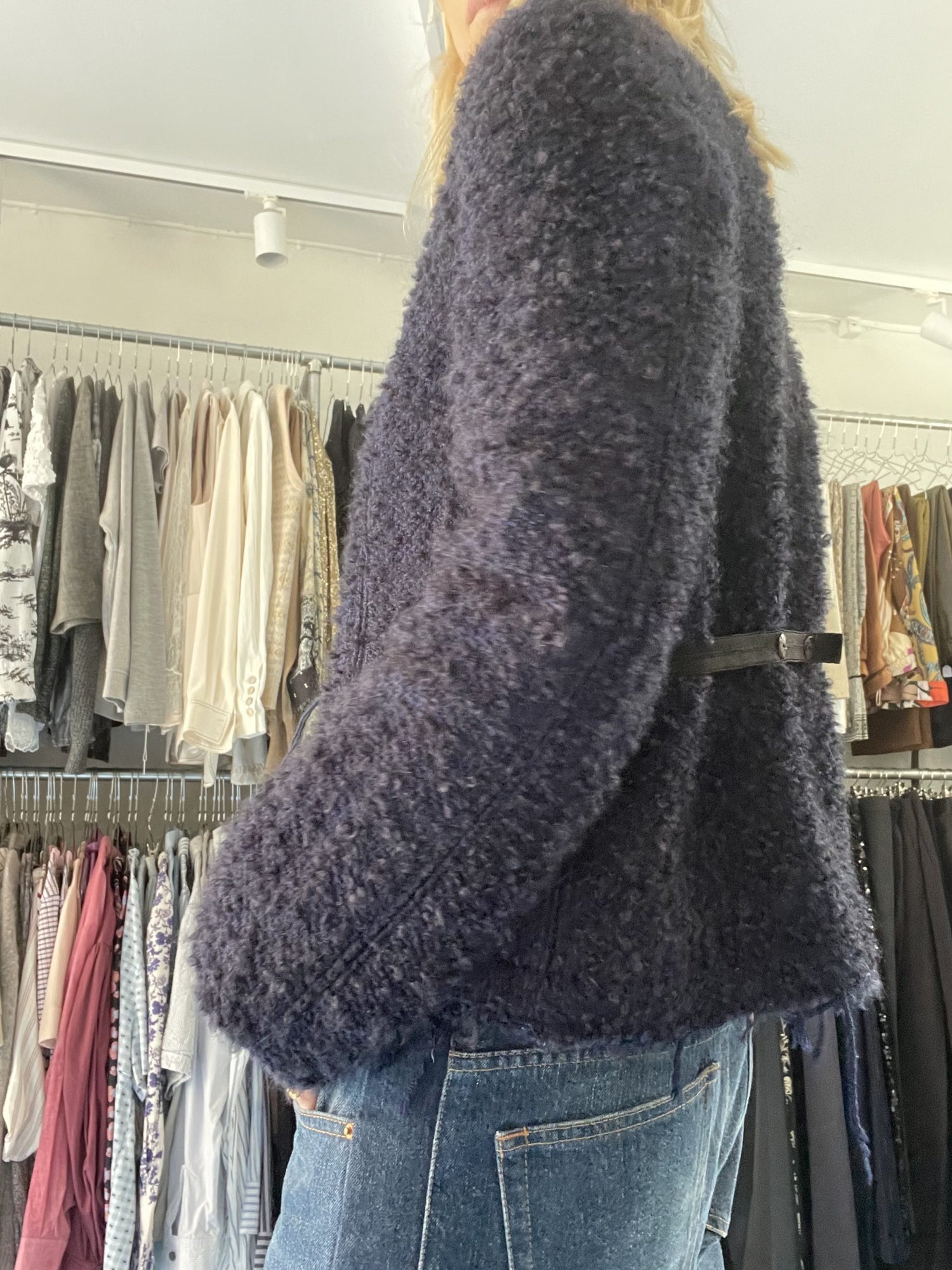 Nicklas Skovgaard jakke mørkeblå på model side