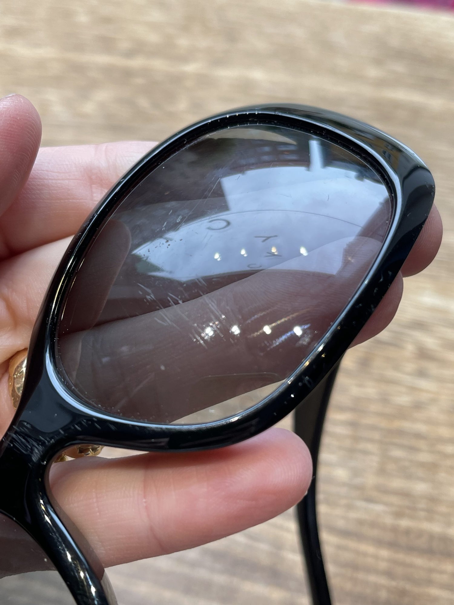 Chanel solbriller tæt på glas