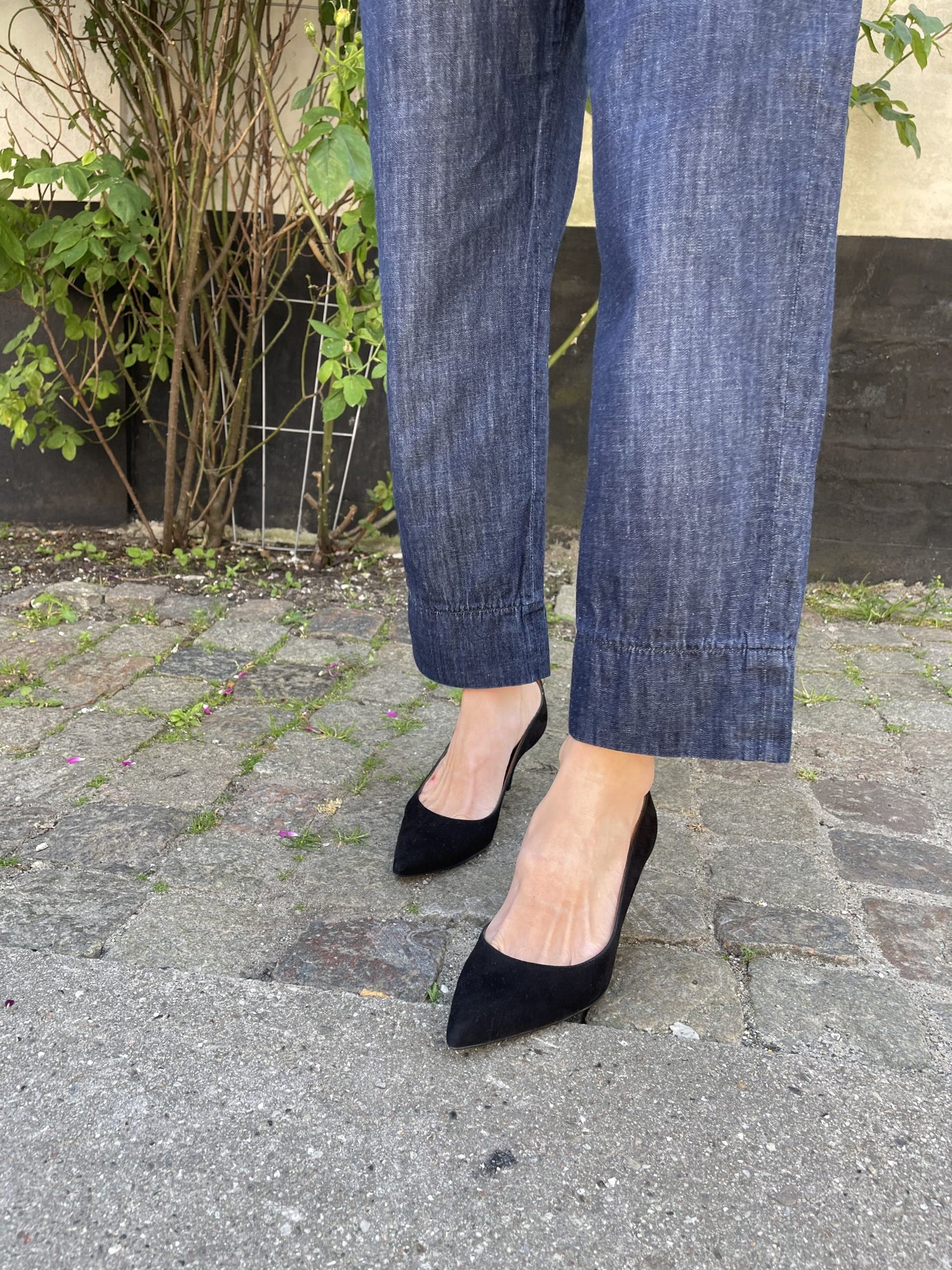 Notabene stiletter sorte på model forfra