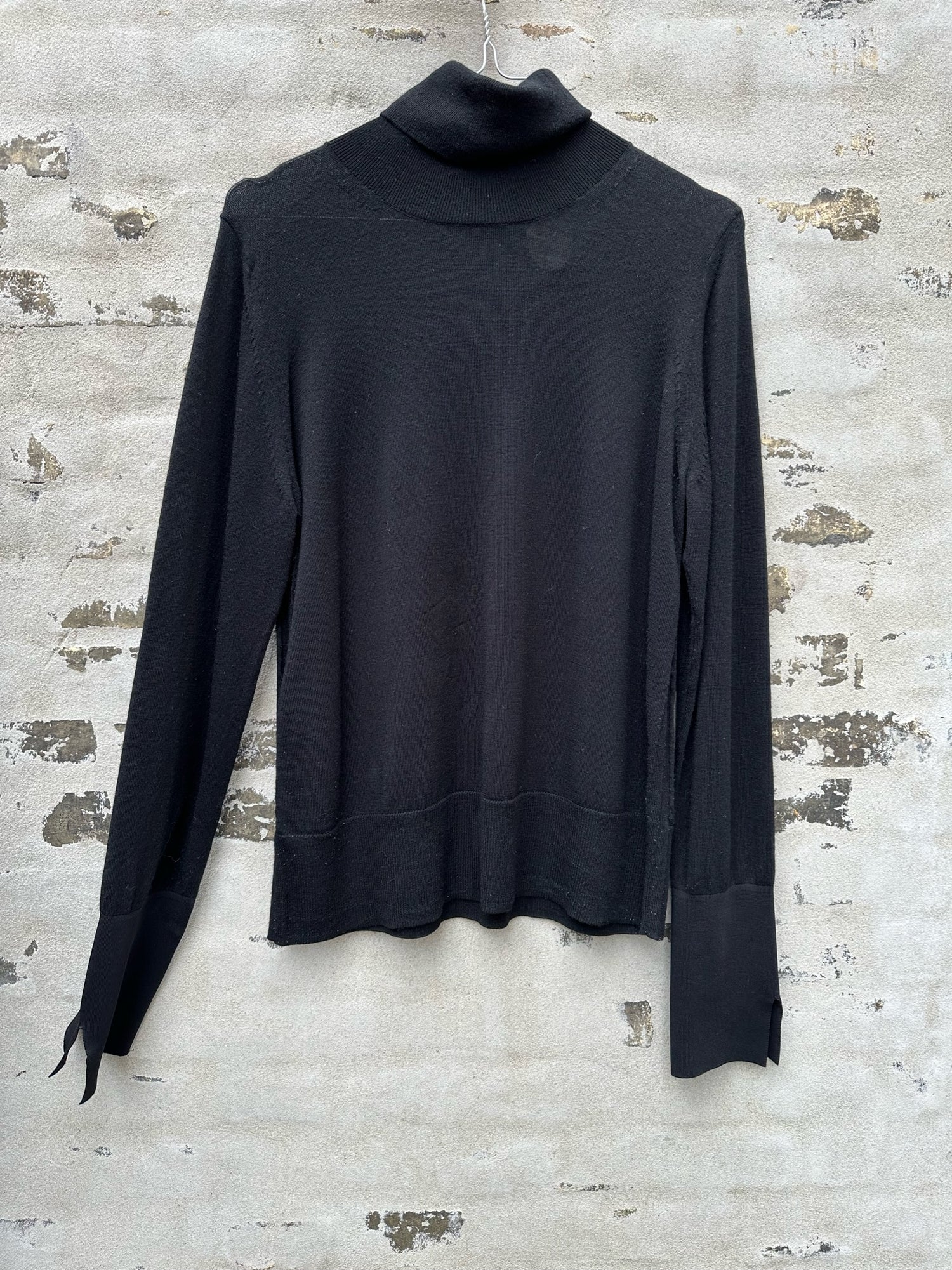 Me + Em bluse sort rullekrav væg