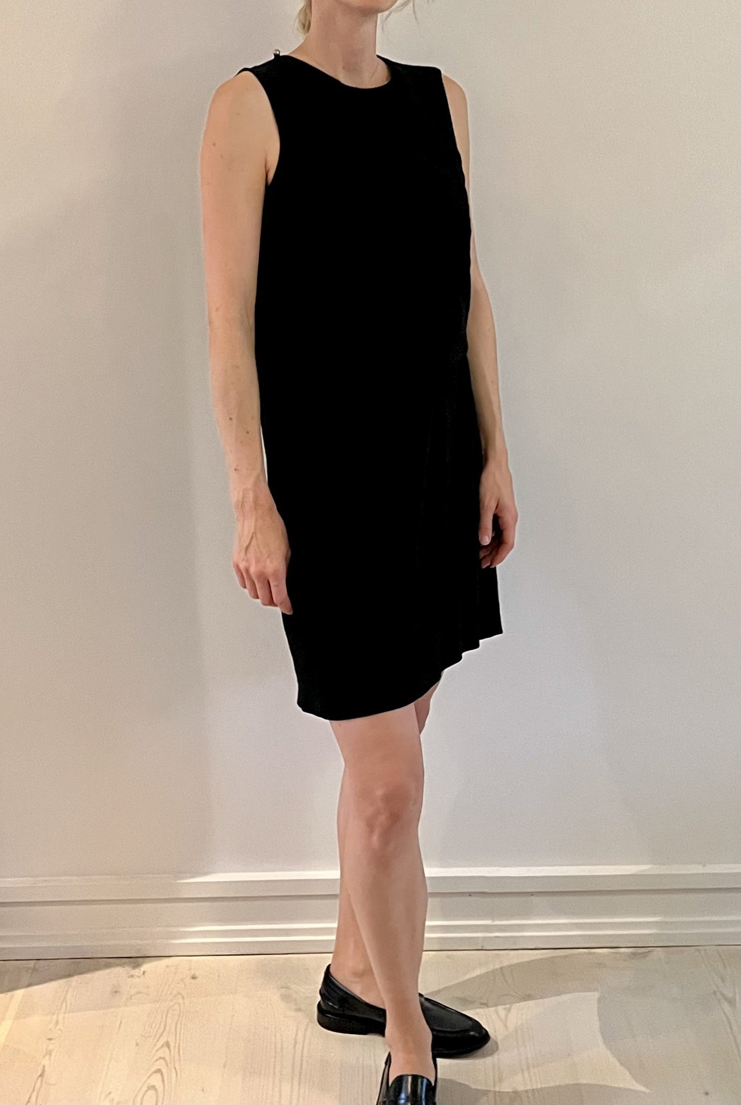 Acne Studio Kjole sort på model forfra