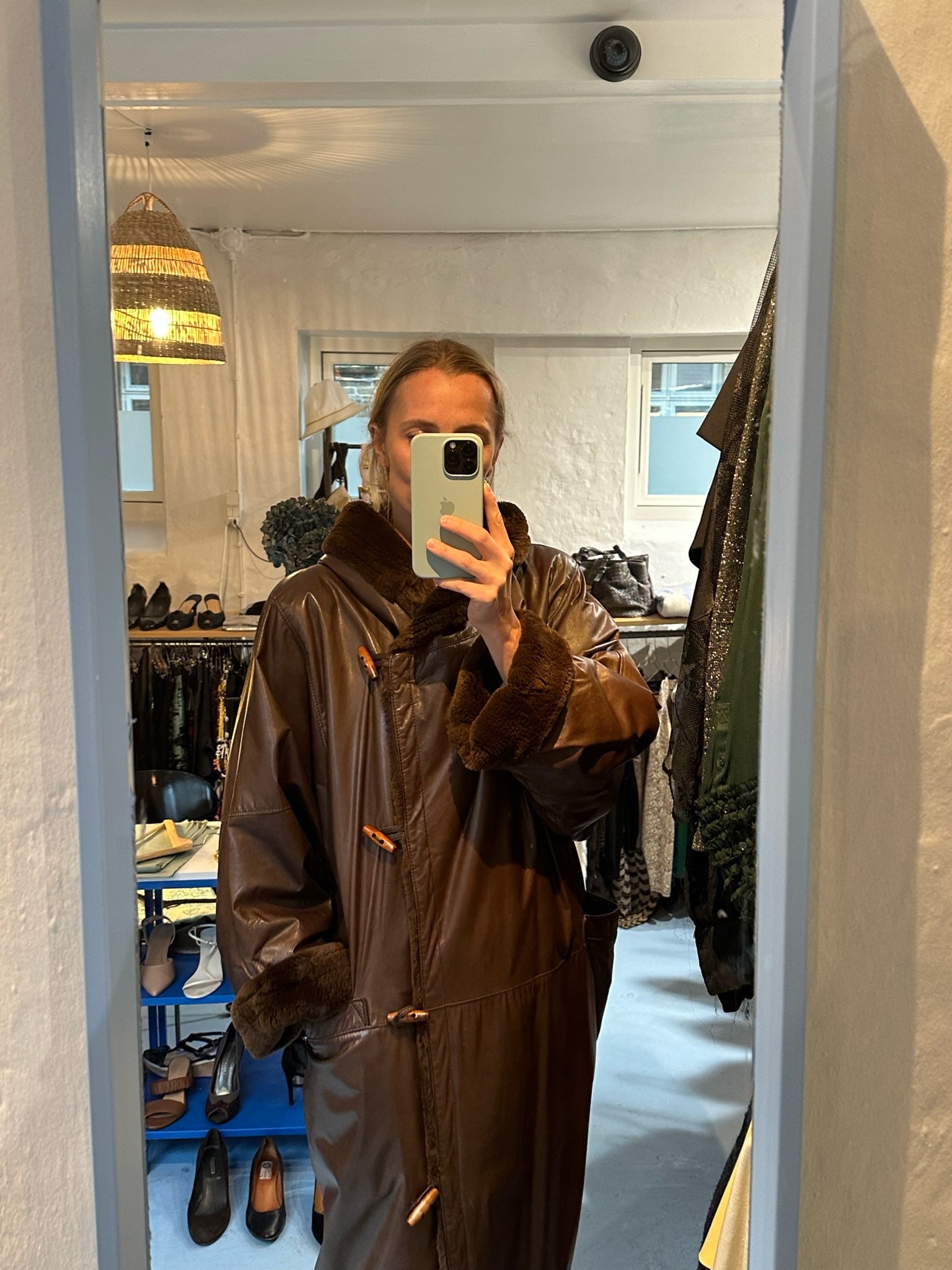 Marie Vestkjær skindfrakke brun på model forfra