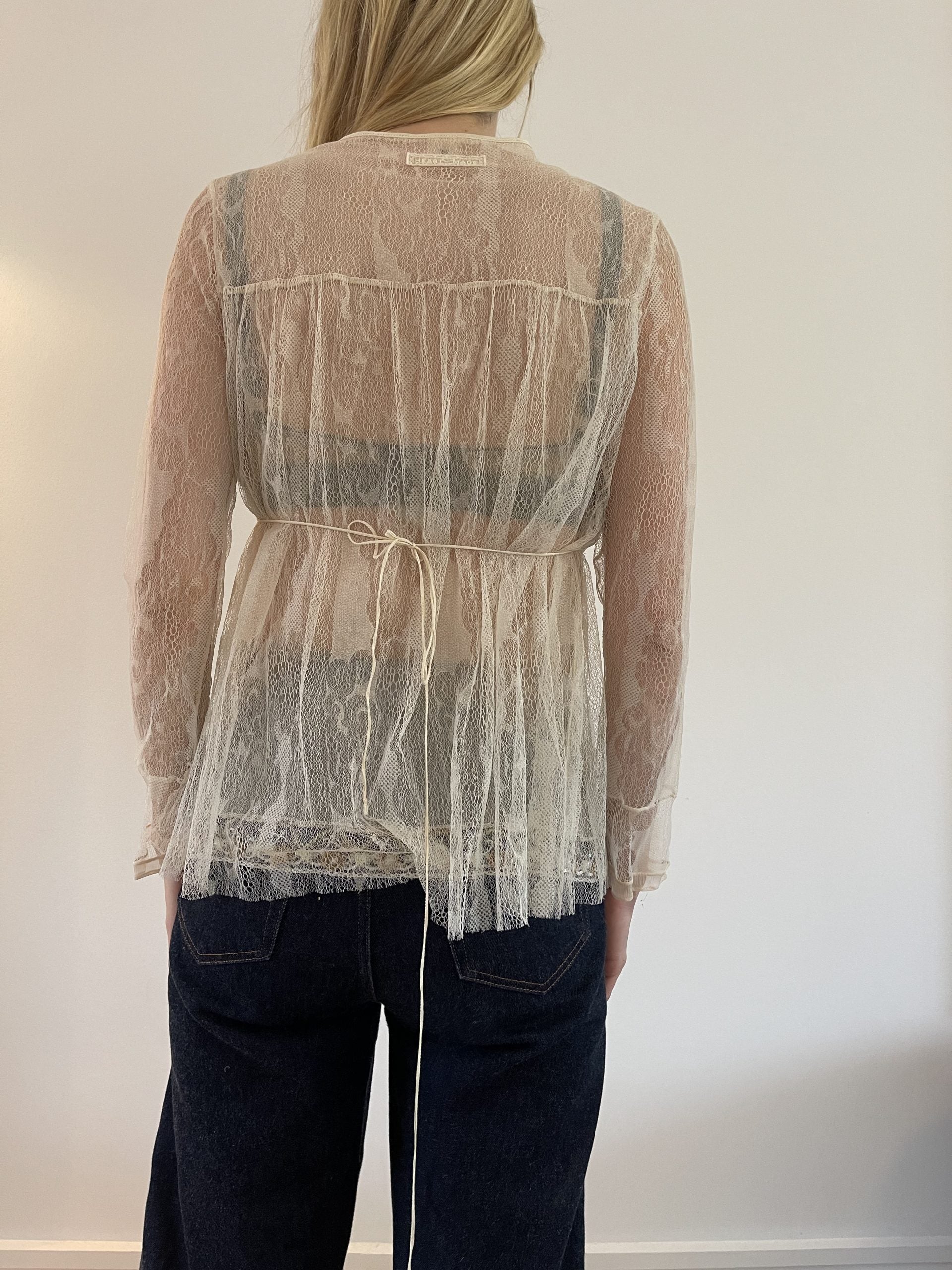 Julie Fagerholt/Heartmade blondebluse på model bagfra