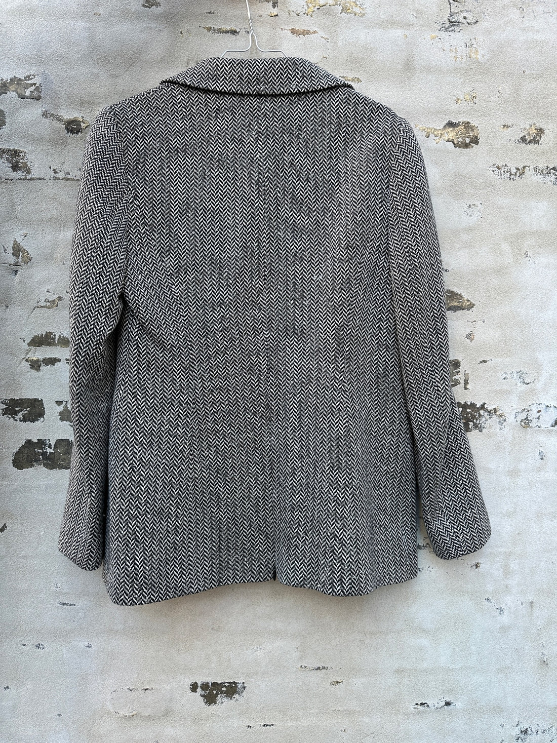 Georges Rech blazer bagfra væg