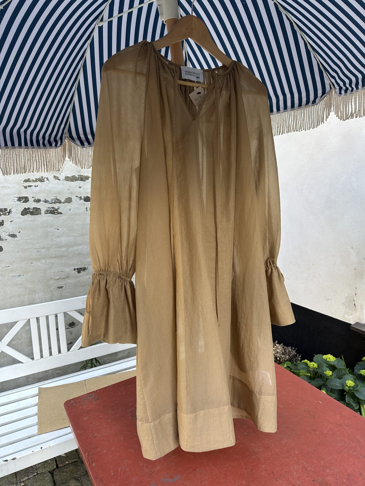 Mark Kenly Domino Tan Kjole