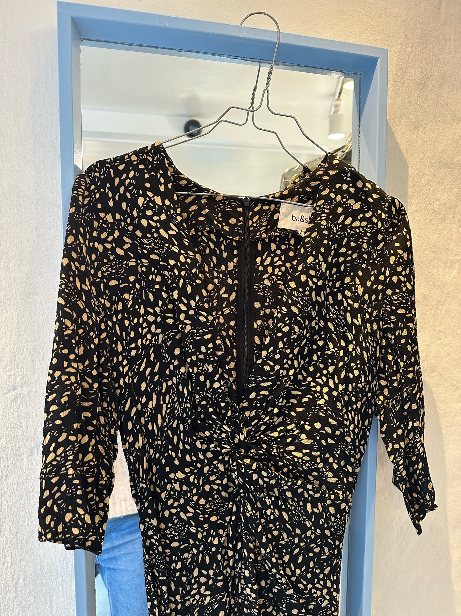 Bash Kjole Sort med beige prikker tæt på