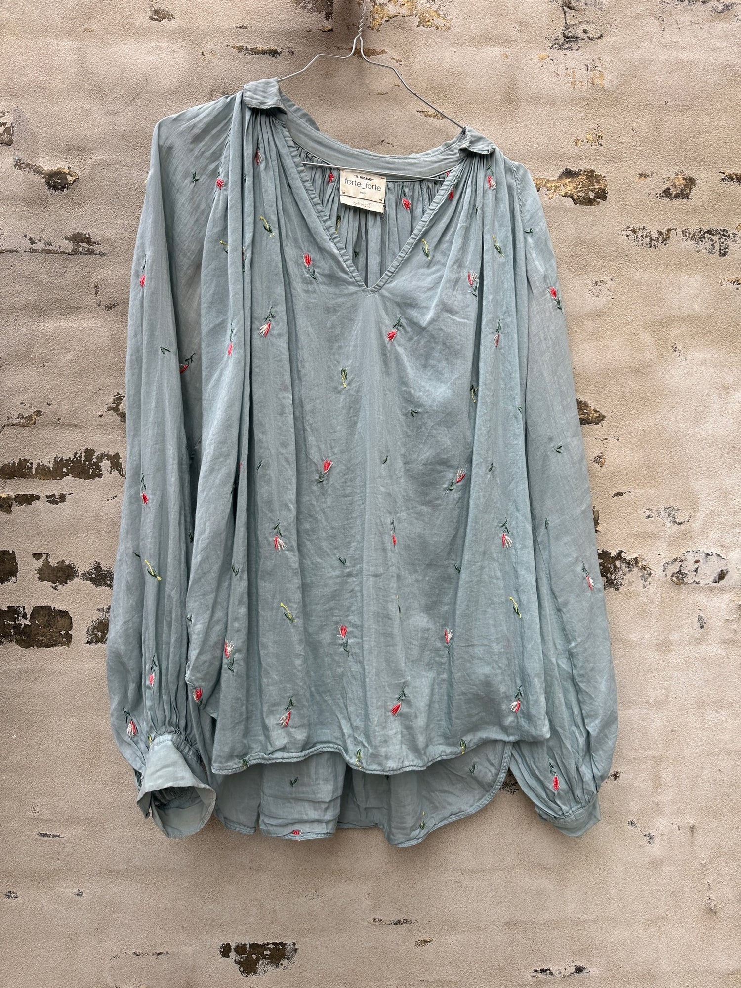 Forte Forte bluse blå med blomster væg