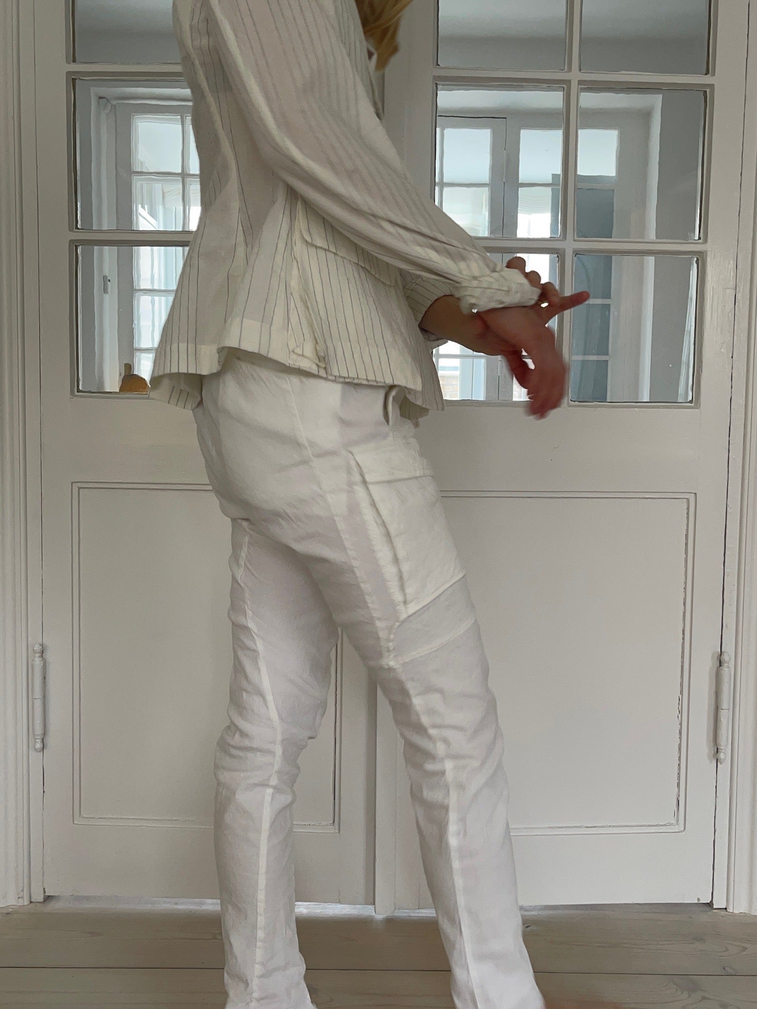 Masnada sæt hvid fra siden på model